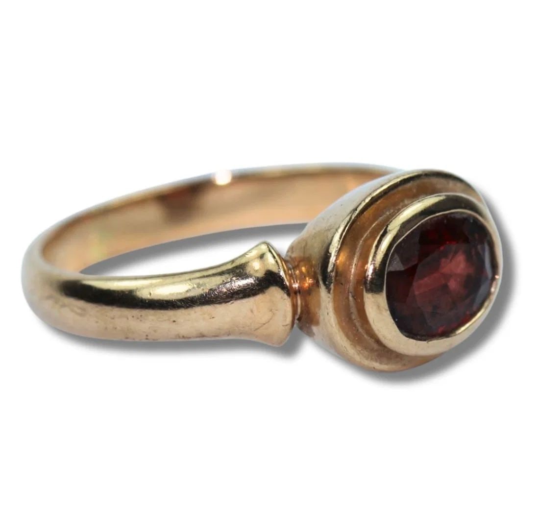 GARNET RING IN 9CT YELLOW GOLD: Garnet Ring in 9ct Yellow Gold