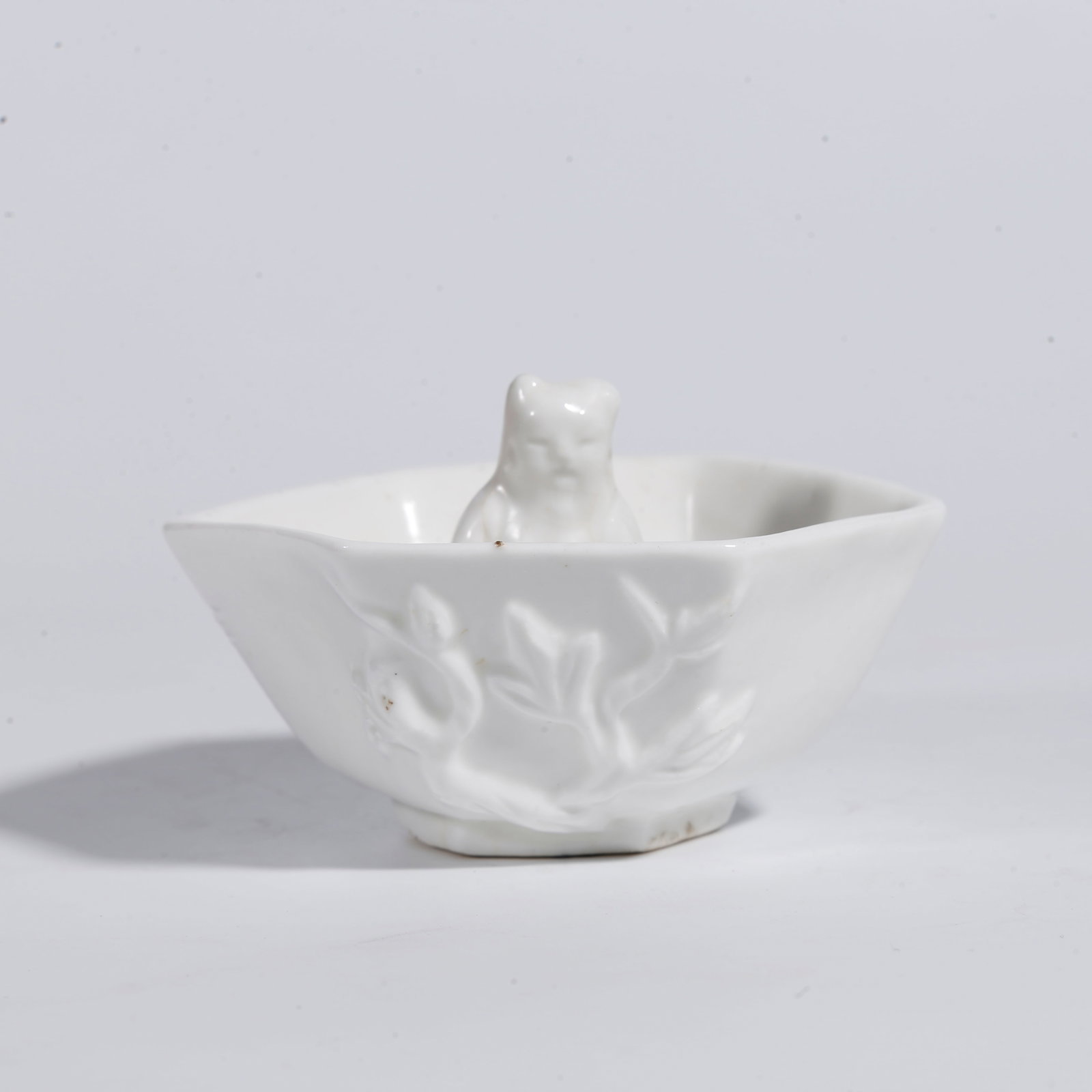 A WHITE GLAZE FAIRNESS PITCHER WITH FIGURE MOTIF: White Glaze Fairness Pitcher with Figure Motif