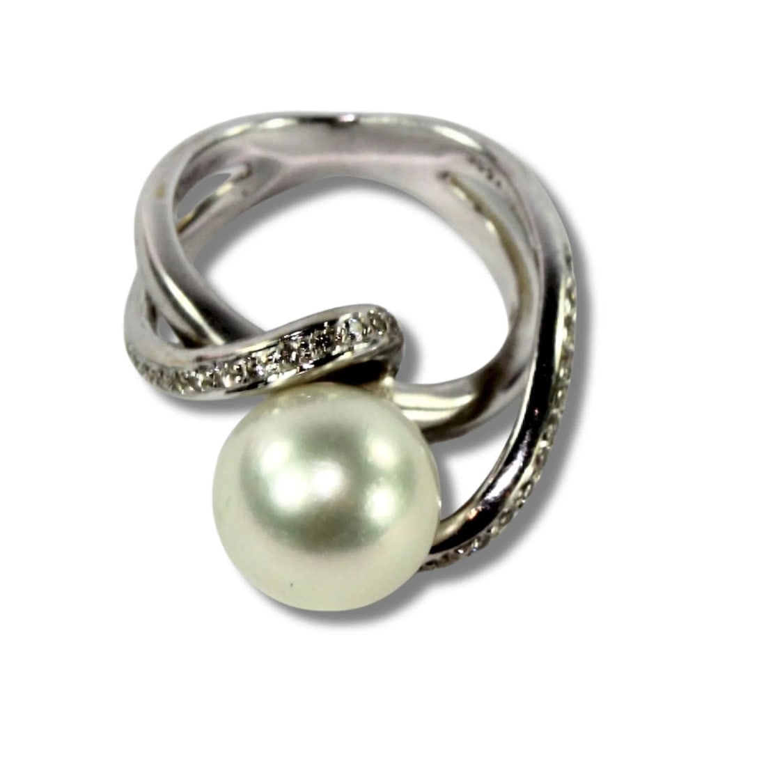 MODERN PEARL & DIAMOND RING IN 18CT WHITE GOLD: Modern Pearl & Diamond Ring in 18ct White Gold