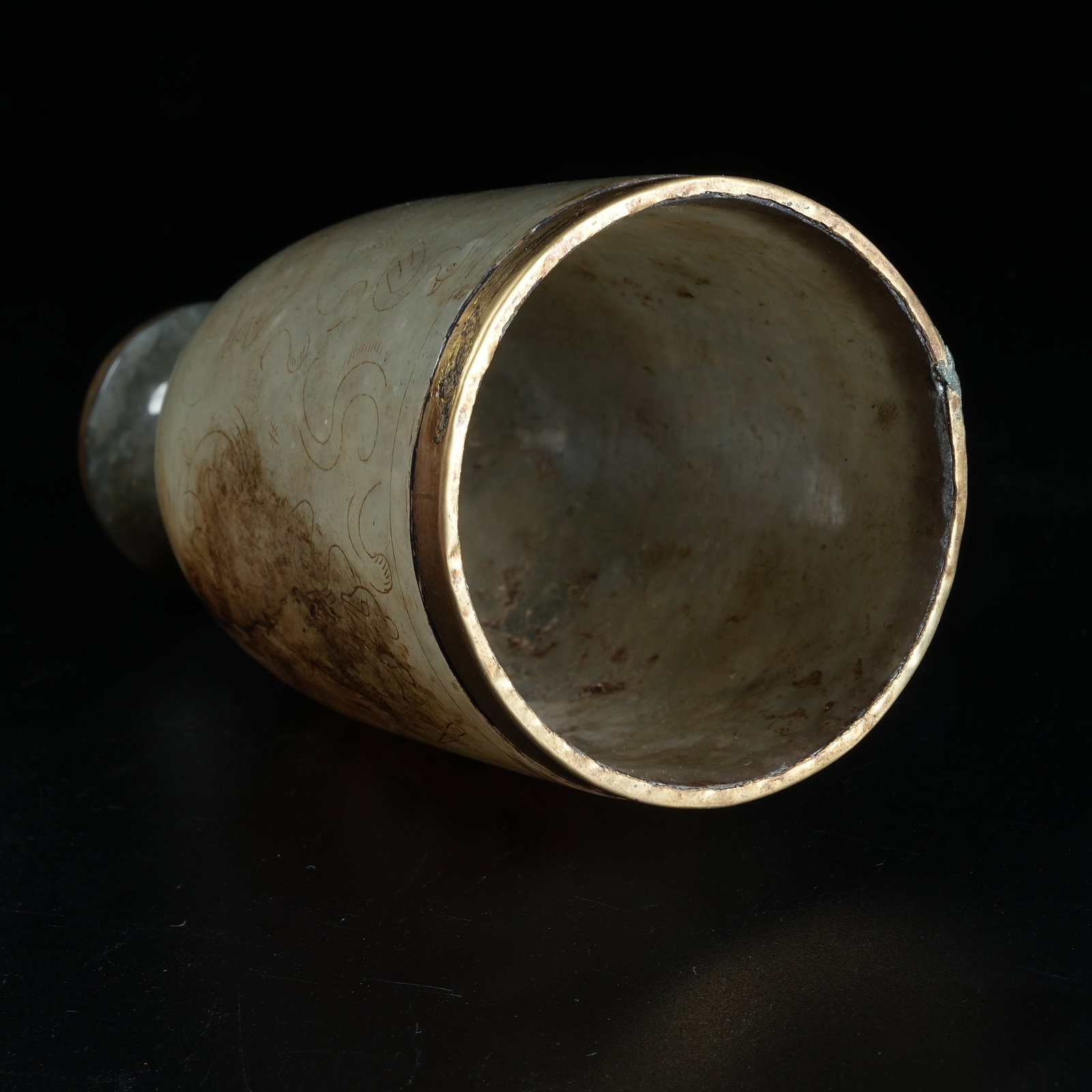 A ANCIENT JADE CUP WITH DRAGON PATTERNS - 8