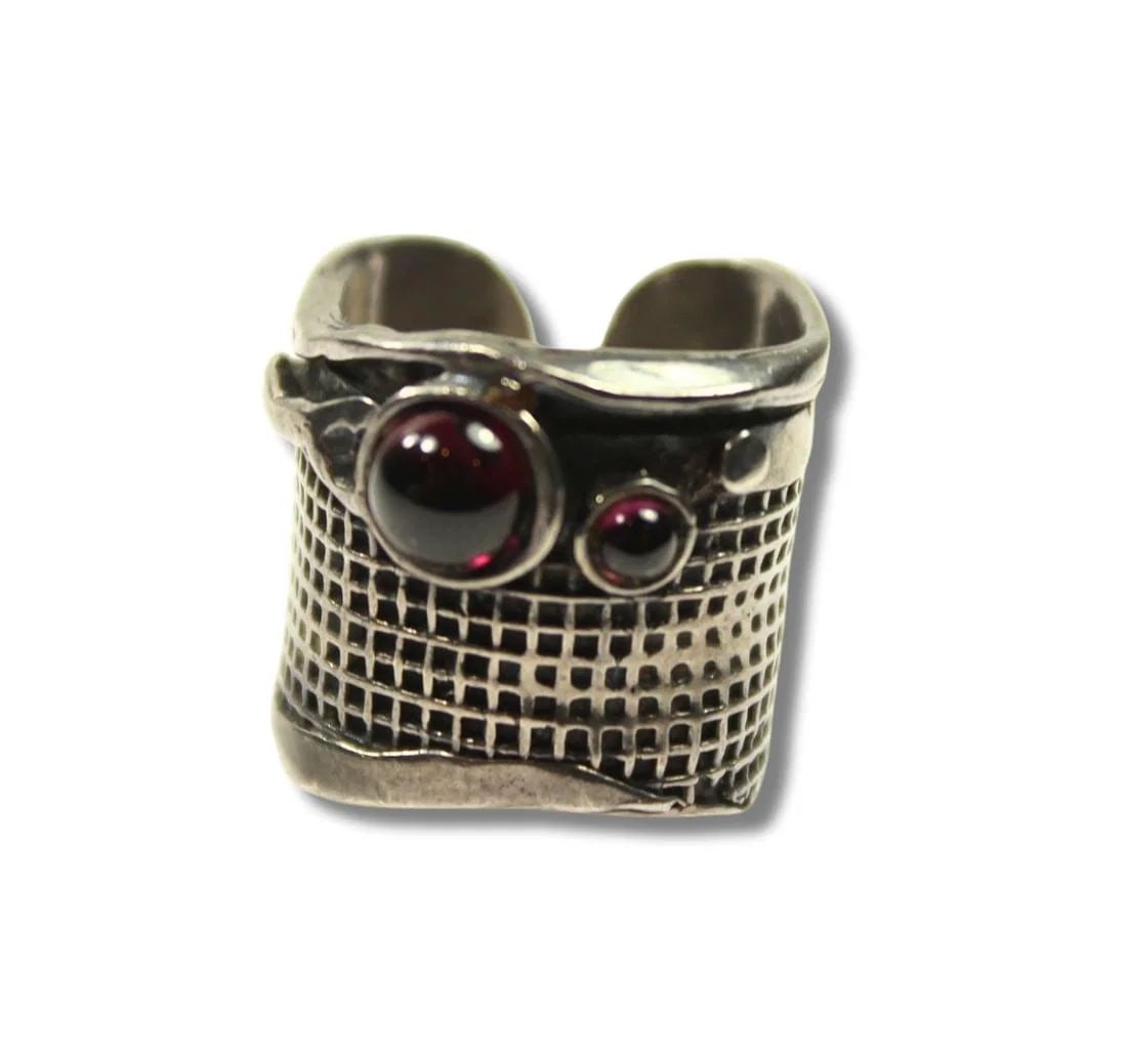 DESIGNER RING IN STERLING (925) SILVER WITH TWO CABOCHON GARNETS: Designer Ring in Sterling (925) Silver with two Cabochon Garnets