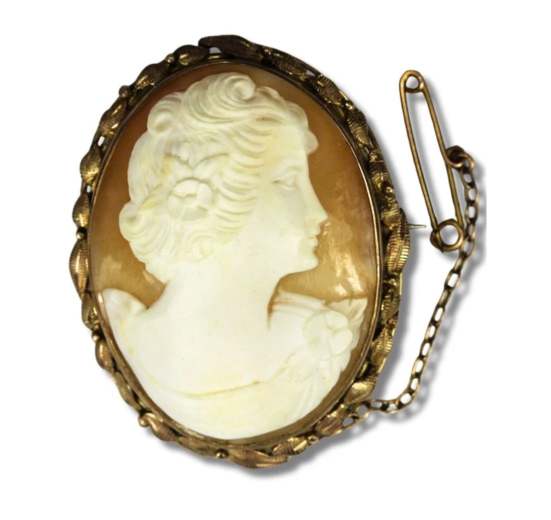 VINTAGE SHELL CAMEO SET IN 9CT GOLD BROOCH SETTING: Vintage Shell Cameo set in 9ct Gold Brooch Setting