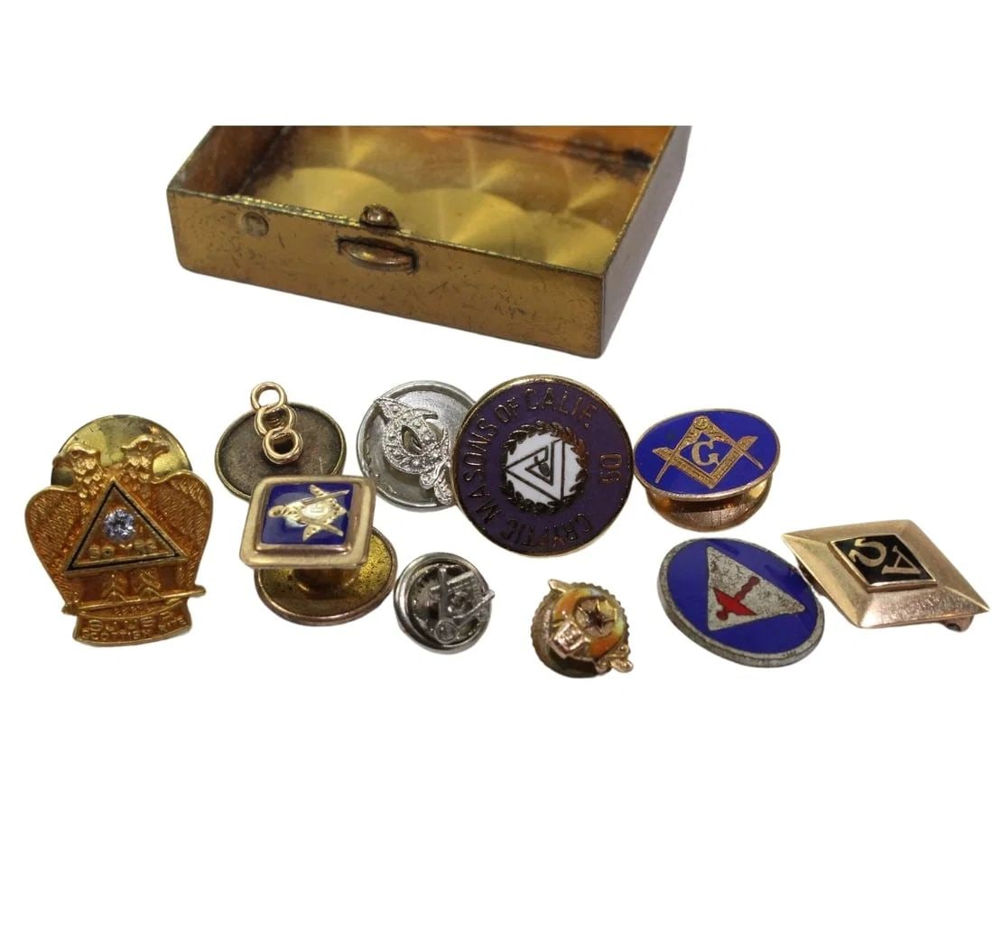 U.S.A. FREEMASON PINS SOME WITH GOLD ELEMENTS (10 ITEMS) IN BRASS CASE: U.S.A. Freemason Pins some with Gold elements (10 items) in Brass Case