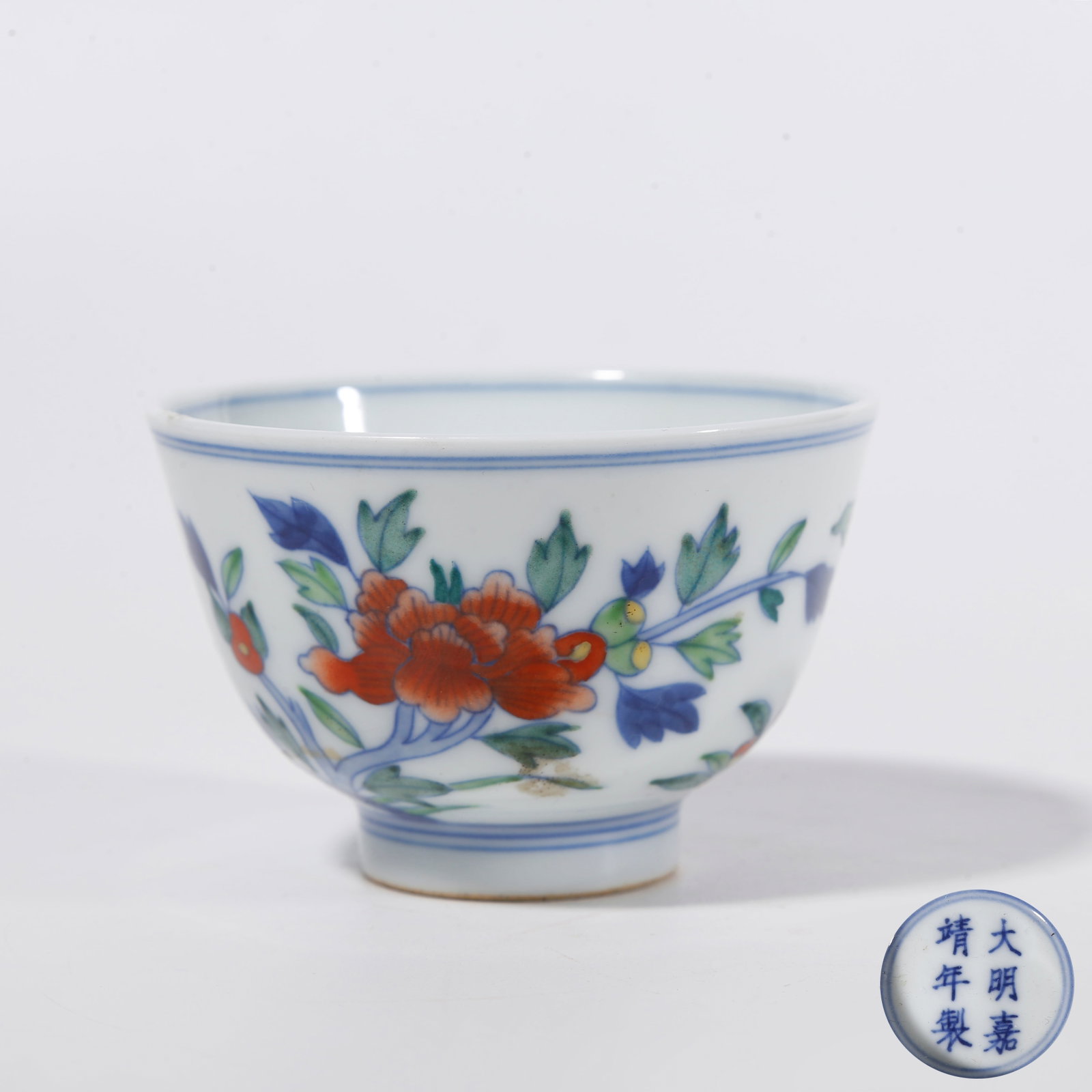 A FAMILLE ROSE CUP WITH ROCKERY AND FLORAL PATTERNS: Famille Rose Cup with Rockery and Floral Patterns
