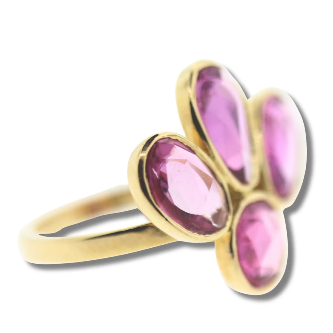 MODERNIST 9CT YELLOW GOLD RING WITH FLAT-CUT PINK SAPPHIRES: Modernist 9ct Yellow Gold Ring with flat-cut Pink Sapphires