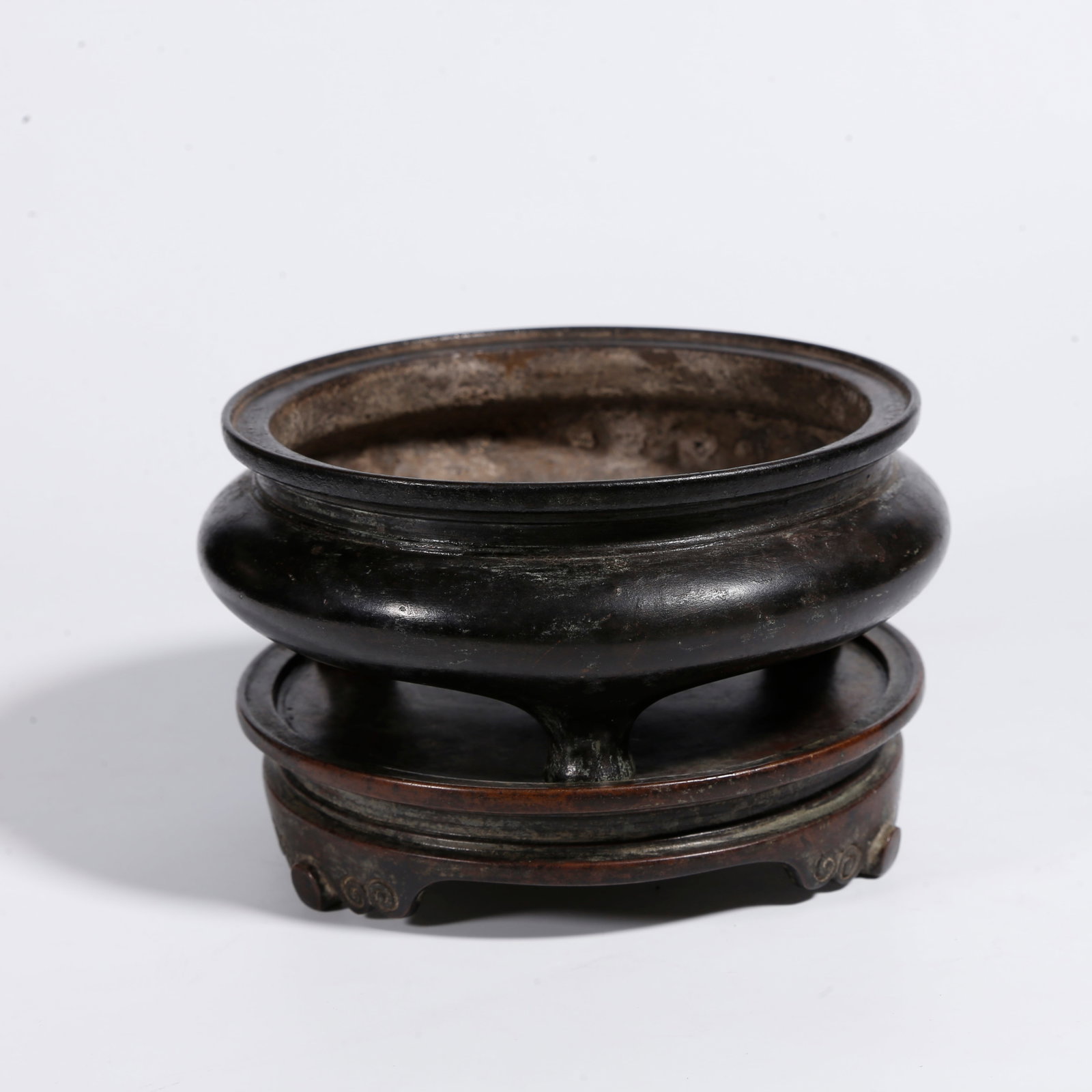 A BRONZE LI-SHAPED CENSER WITH STAND: Bronze Li-shaped Censer with Stand