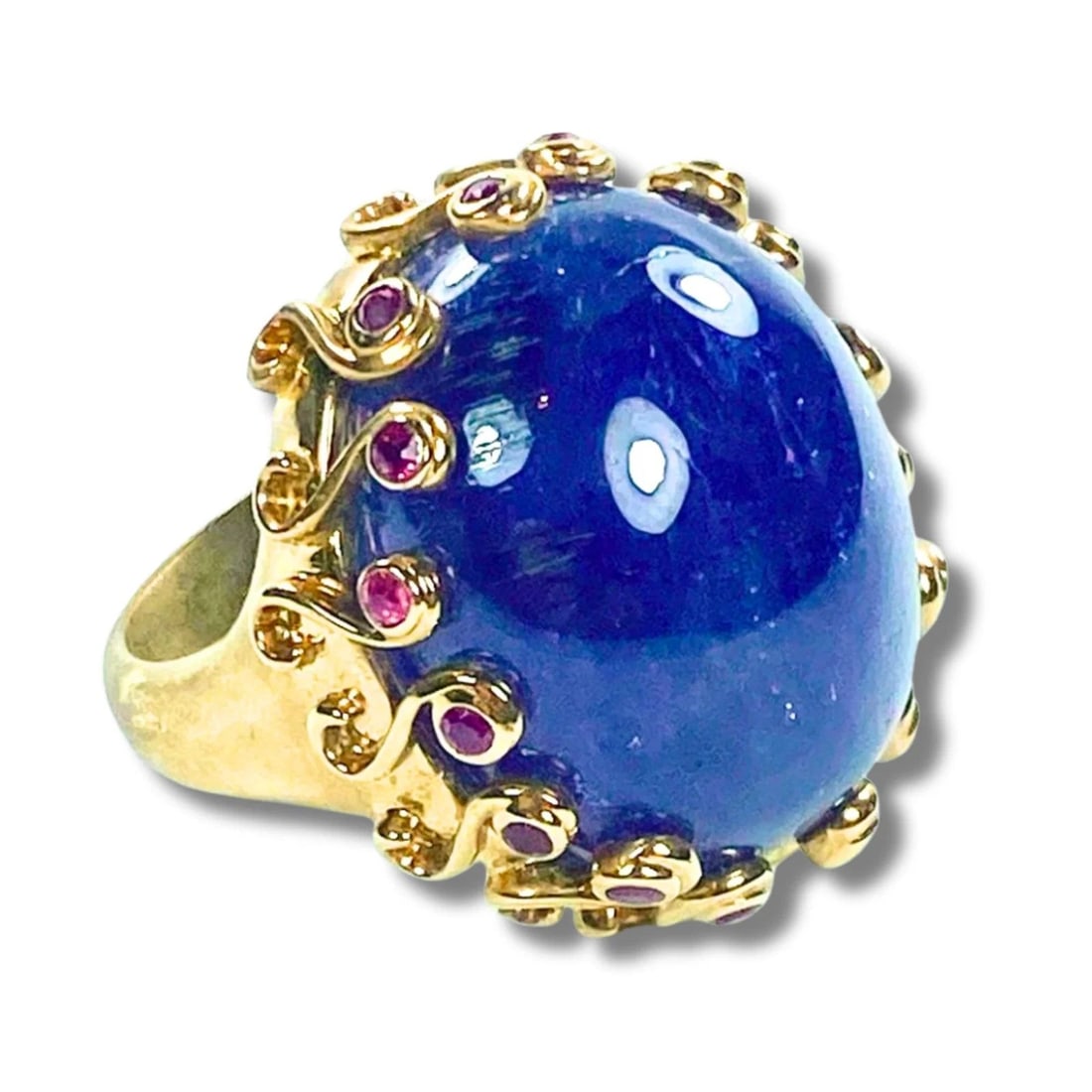 IMPRESSIVE TANZANITE CABOCHON RING WITH SIDE-MOUNTED RUBIES IN 9CT YELLOW GOLD: Impressive Tanzanite Cabochon Ring with side-mounted Rubies in 9ct Yellow Gold