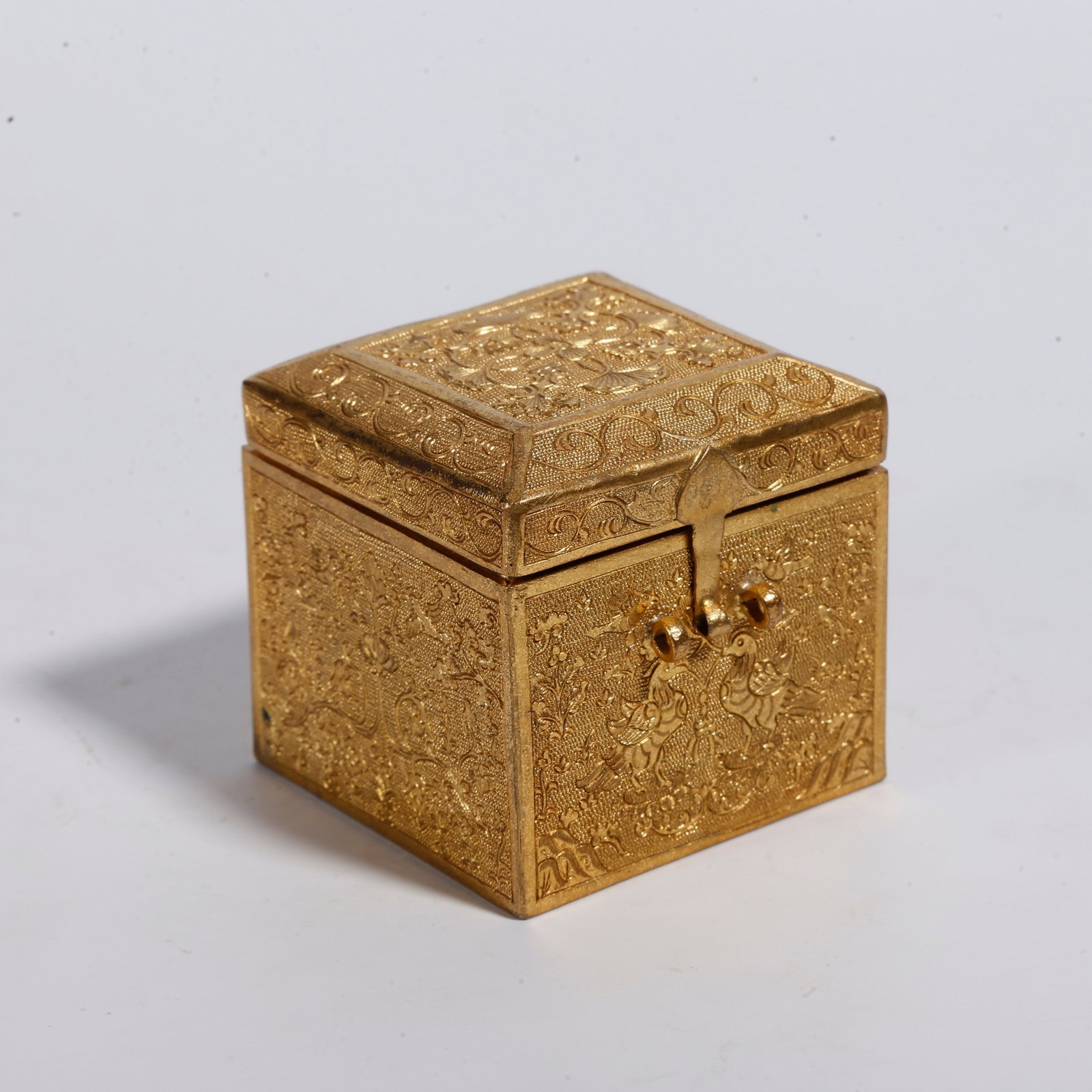 A SQUARE GILT BRONZE COVERED BOX WITH FLOWER AND BIRD PATTERN (1 of 8)