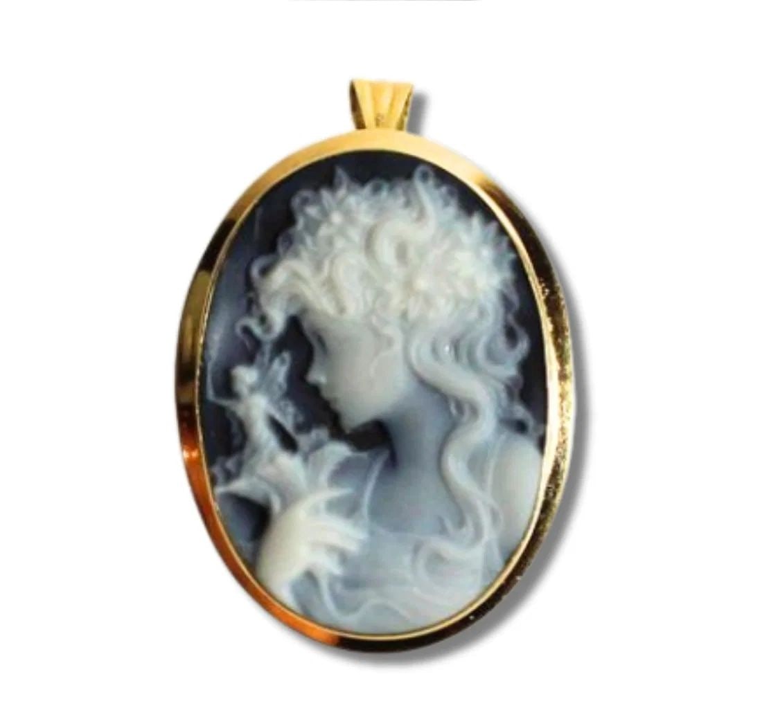 VINTAGE FRENCH BLUE GLASS CAMEO PENDANT/ BROOCH WITH 18CT YELLOW GOLD SURROUND: Vintage French Blue Glass Cameo Pendant/ Brooch with 18ct Yellow Gold Surround