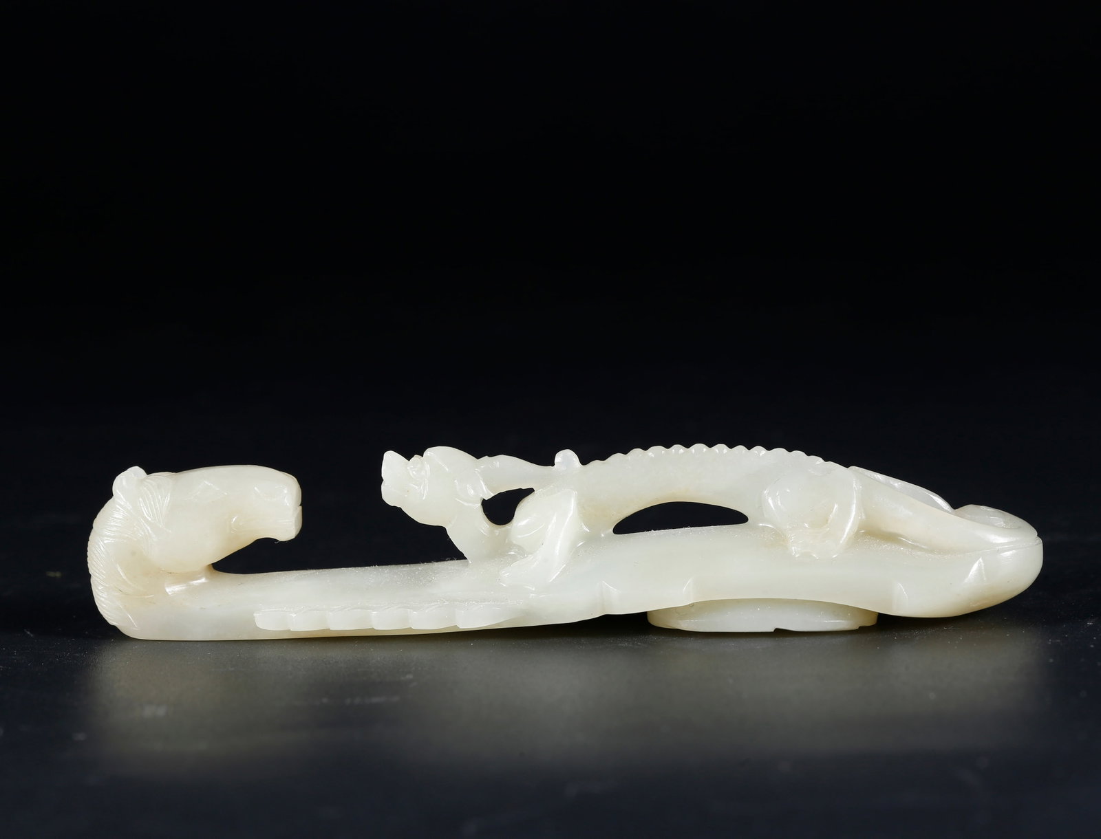 A HETIAN JADE CARVED DRAGON-SHAPED BELT HOOK: Hetian Jade Carved Dragon-shaped Belt Hook