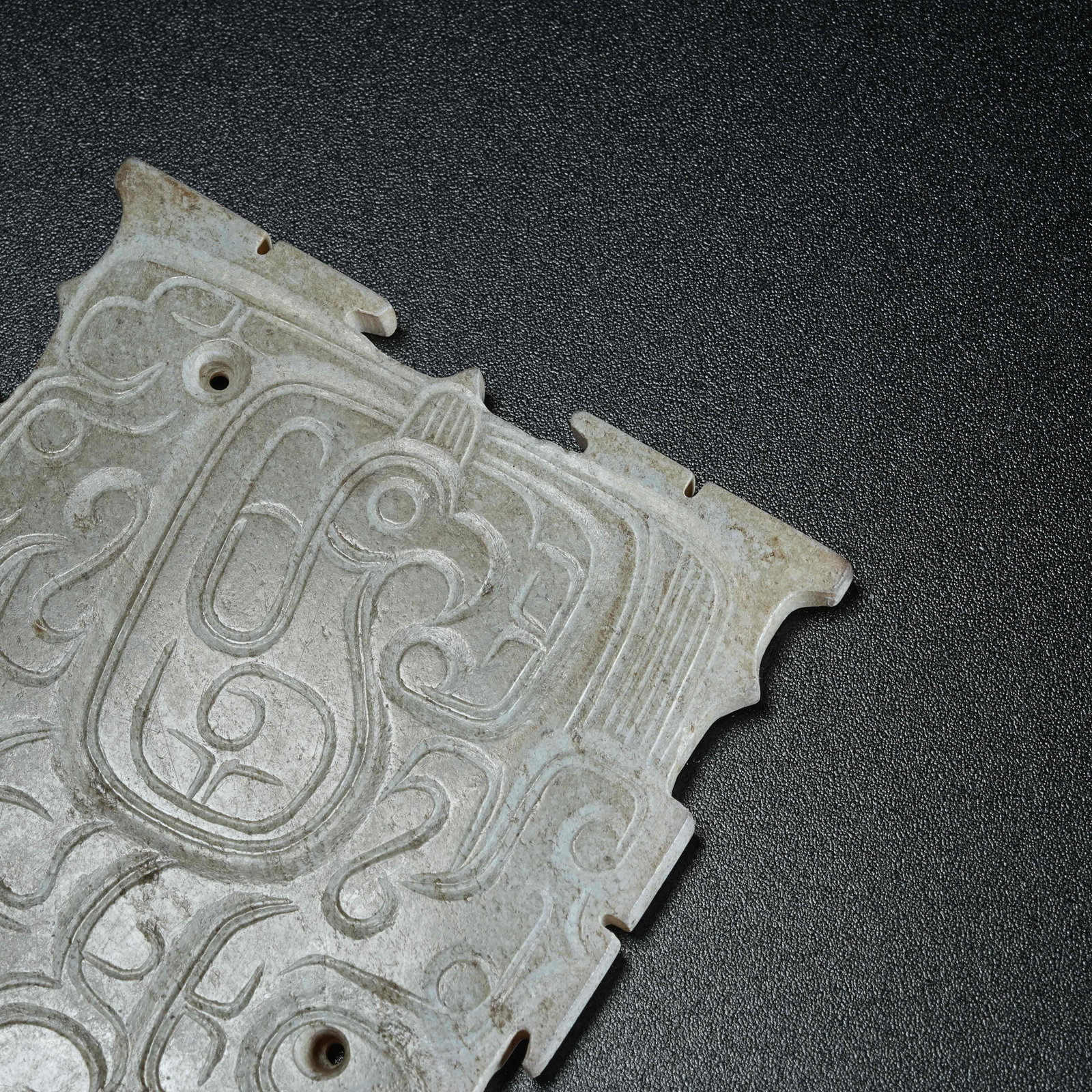 A ANCIENT JADE PENDANT WITH PHOENIX PATTERNS - 2