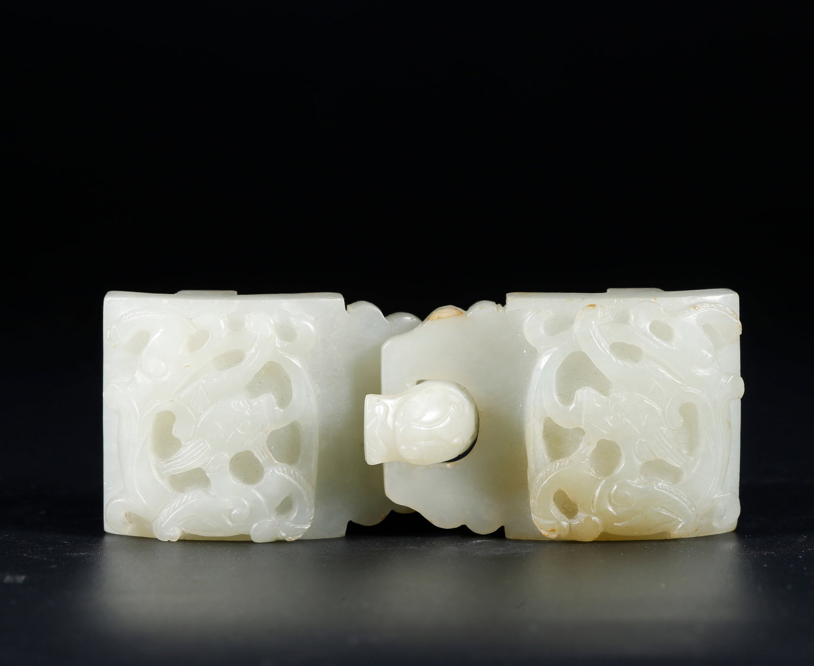 A HETIAN JADE CARVED DRAGON PATTERN BELT BUCKLE: Hetian Jade Carved Dragon Pattern Belt Buckle