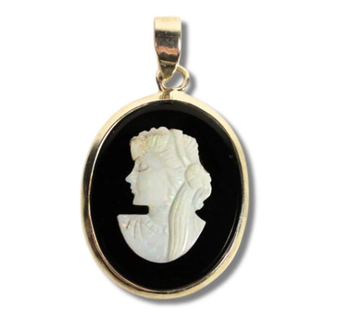 EXQUISITE BLACK & WHITE CARVED GLASS CAMEO IN STERLING (925) SILVER PENDANT SURROUND: Exquisite Black & White Carved Glass Cameo in Sterling (925) Silver Pendant Surround