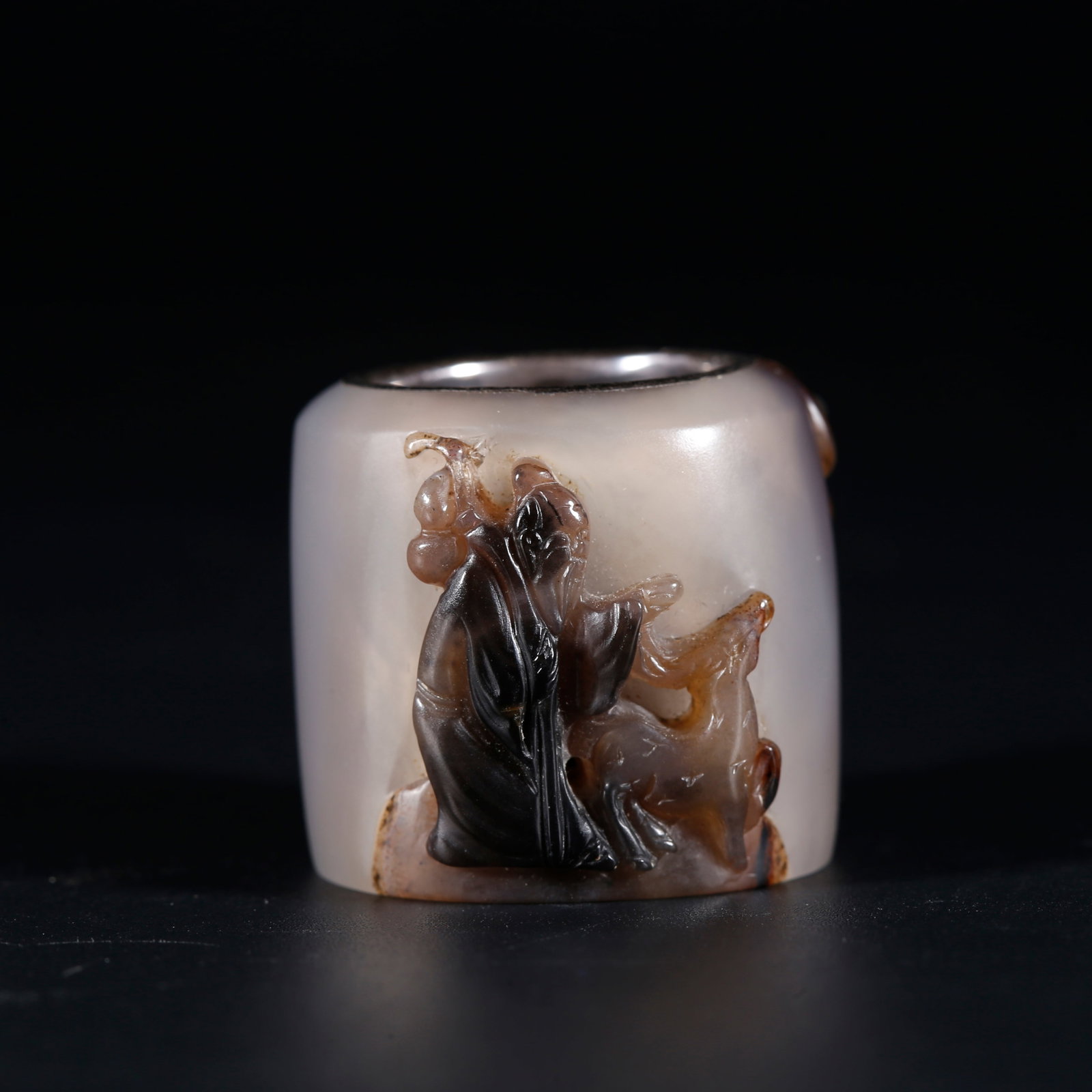 A AGATE CARVED THUMB RING WITH FIGURE STORY PATTERN: Agate Carved Thumb Ring with Figure Story Pattern