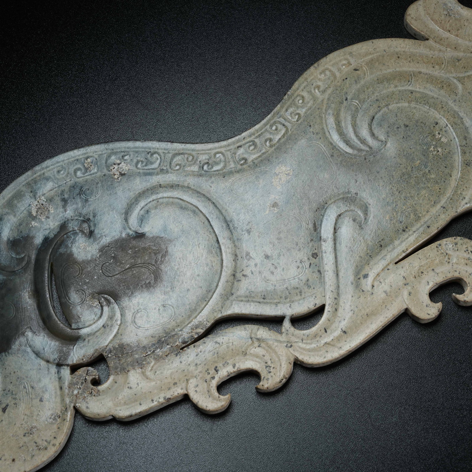 A ARCHAIC JADE PENDANT WITH BEAST PATTERN - 3