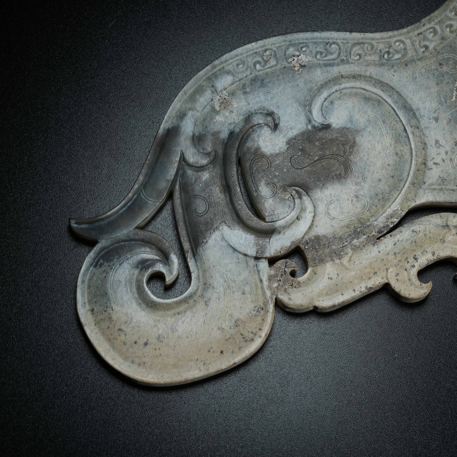 A ARCHAIC JADE PENDANT WITH BEAST PATTERN - 4