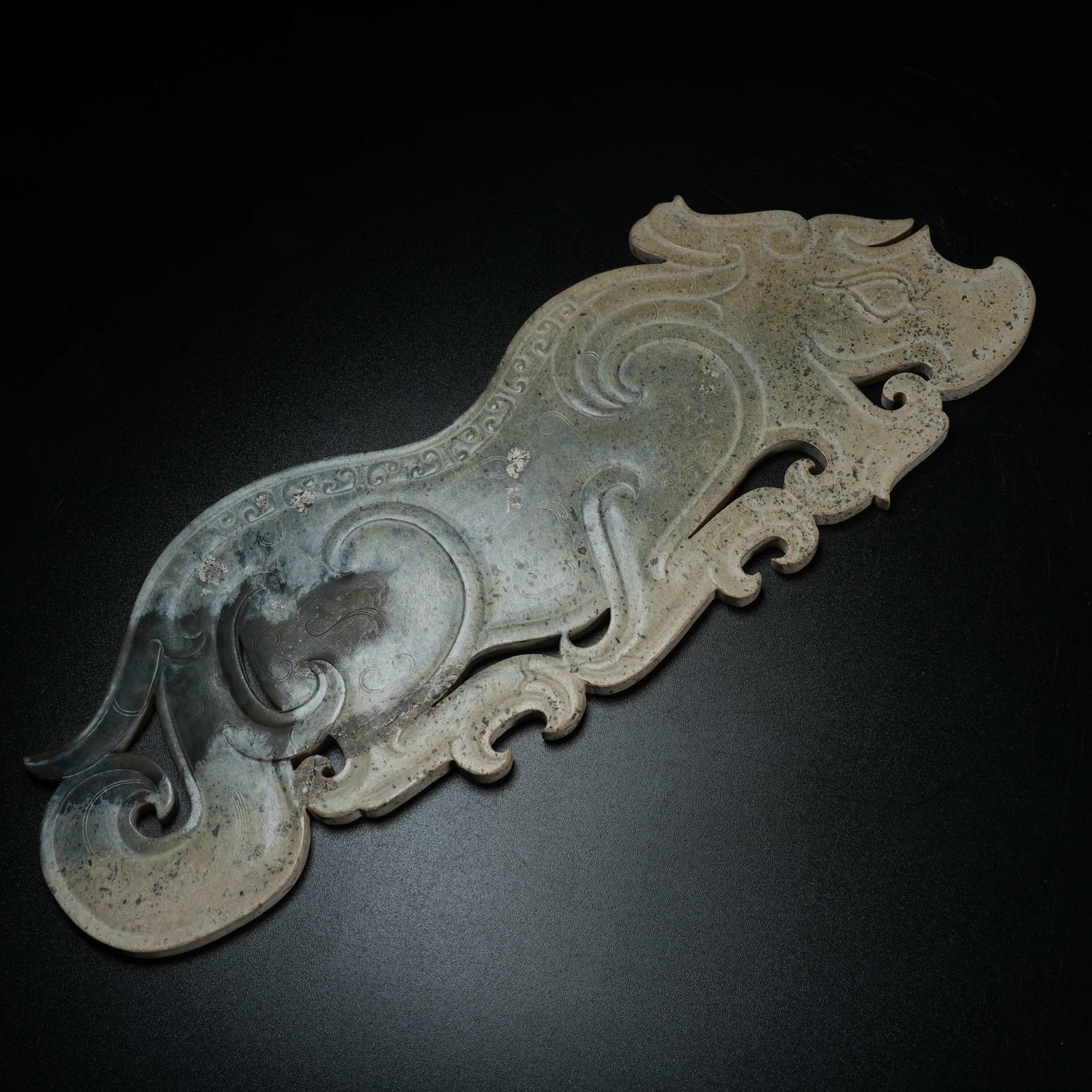 A ARCHAIC JADE PENDANT WITH BEAST PATTERN - 5