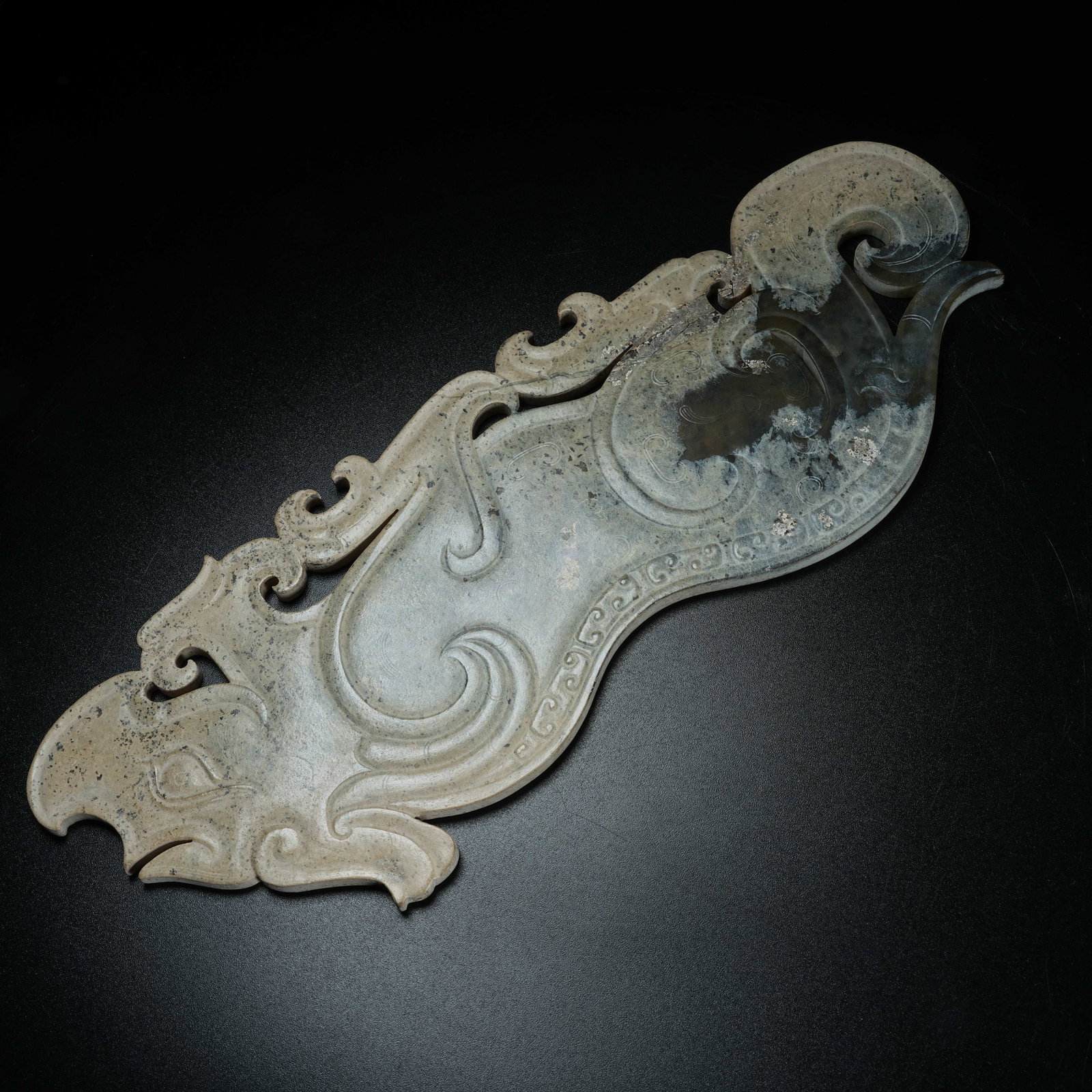 A ARCHAIC JADE PENDANT WITH BEAST PATTERN - 8