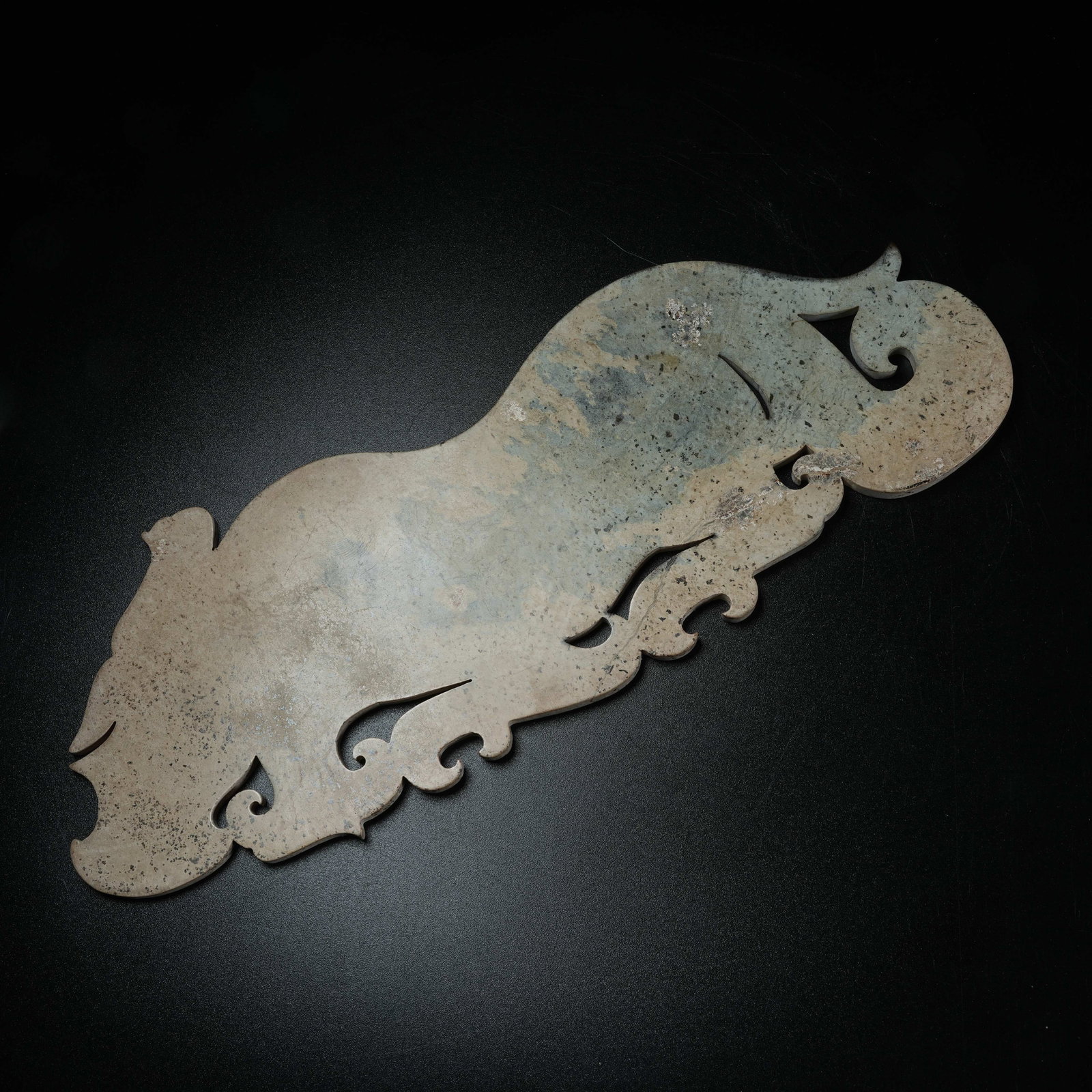 A ARCHAIC JADE PENDANT WITH BEAST PATTERN - 9