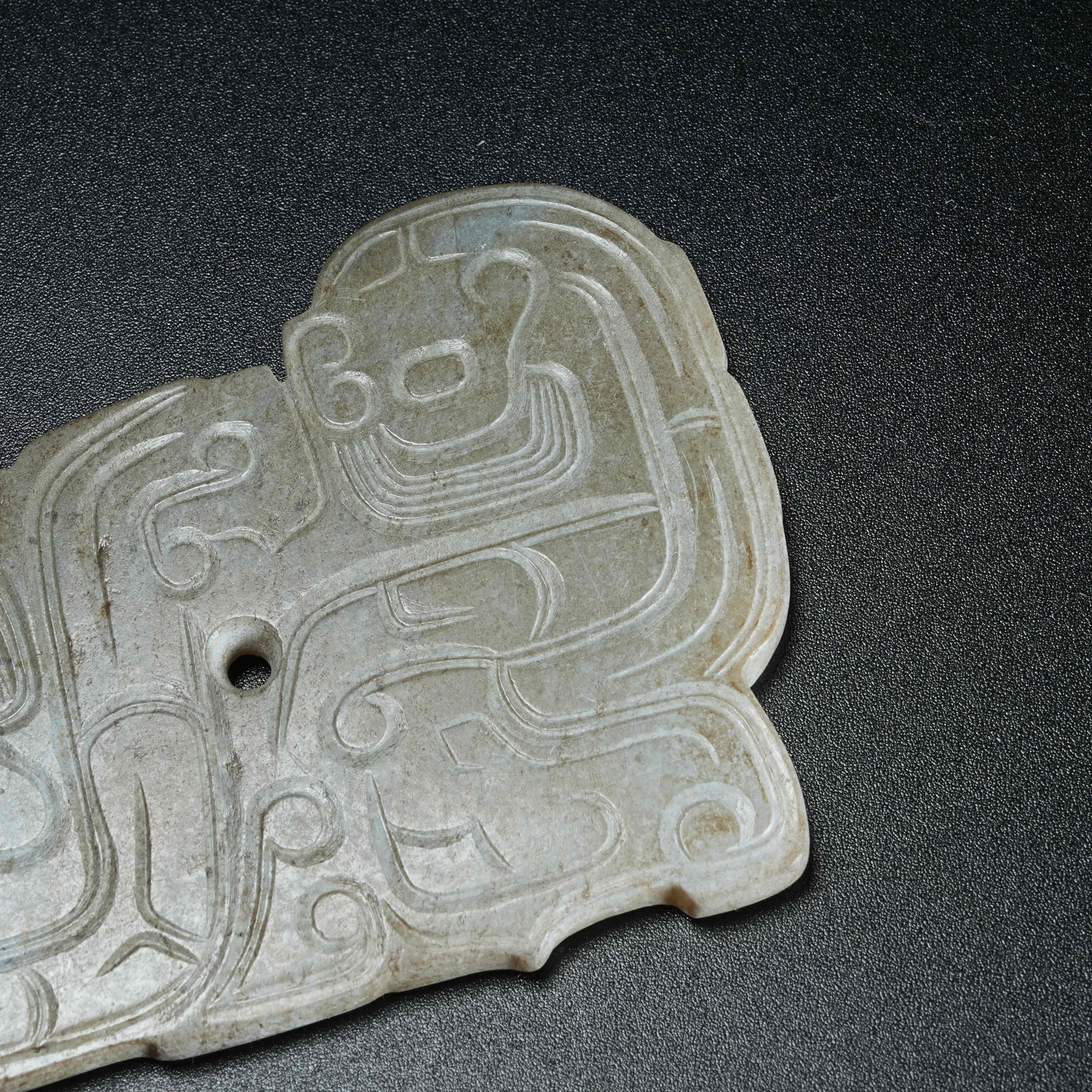 A ANCIENT JADE PENDANT WITH DRAGON PATTERNS - 2
