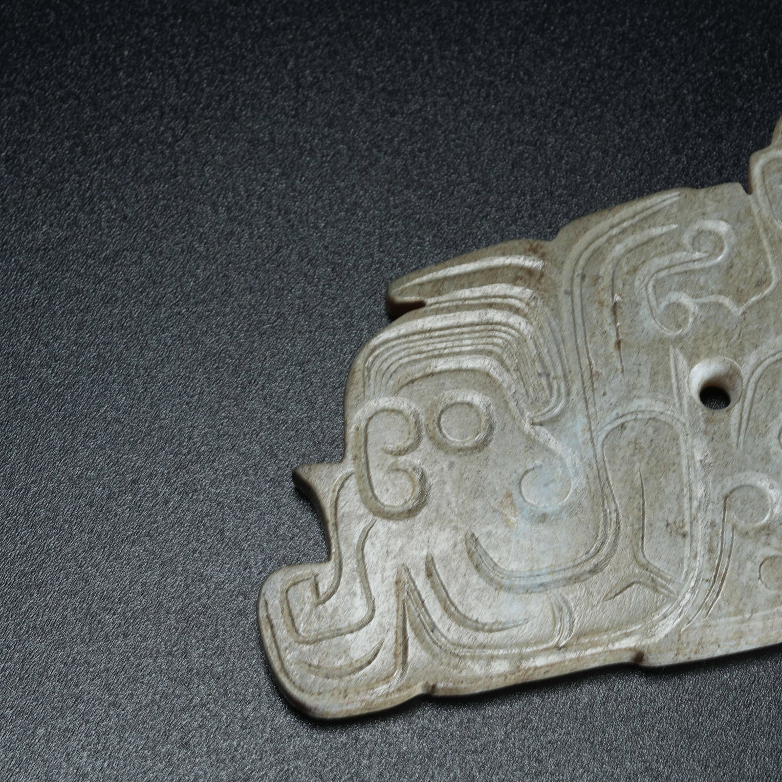 A ANCIENT JADE PENDANT WITH DRAGON PATTERNS - 3