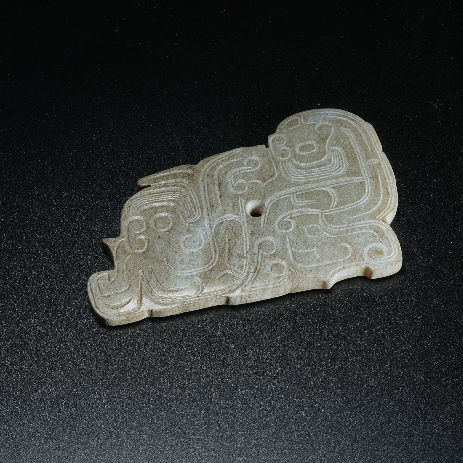 A ANCIENT JADE PENDANT WITH DRAGON PATTERNS - 4