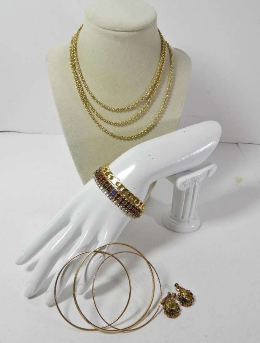 8 PIECE GOLD TONE VINTAGE JEWELRY: 8 PIECE GOLD TONE VINTAGE JEWELRY