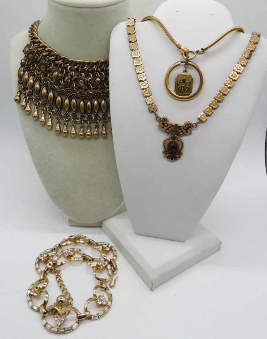 (4) GOLD TONE VTG FASHION NECKLACES: (4) GOLD TONE VTG FASHION NECKLACES