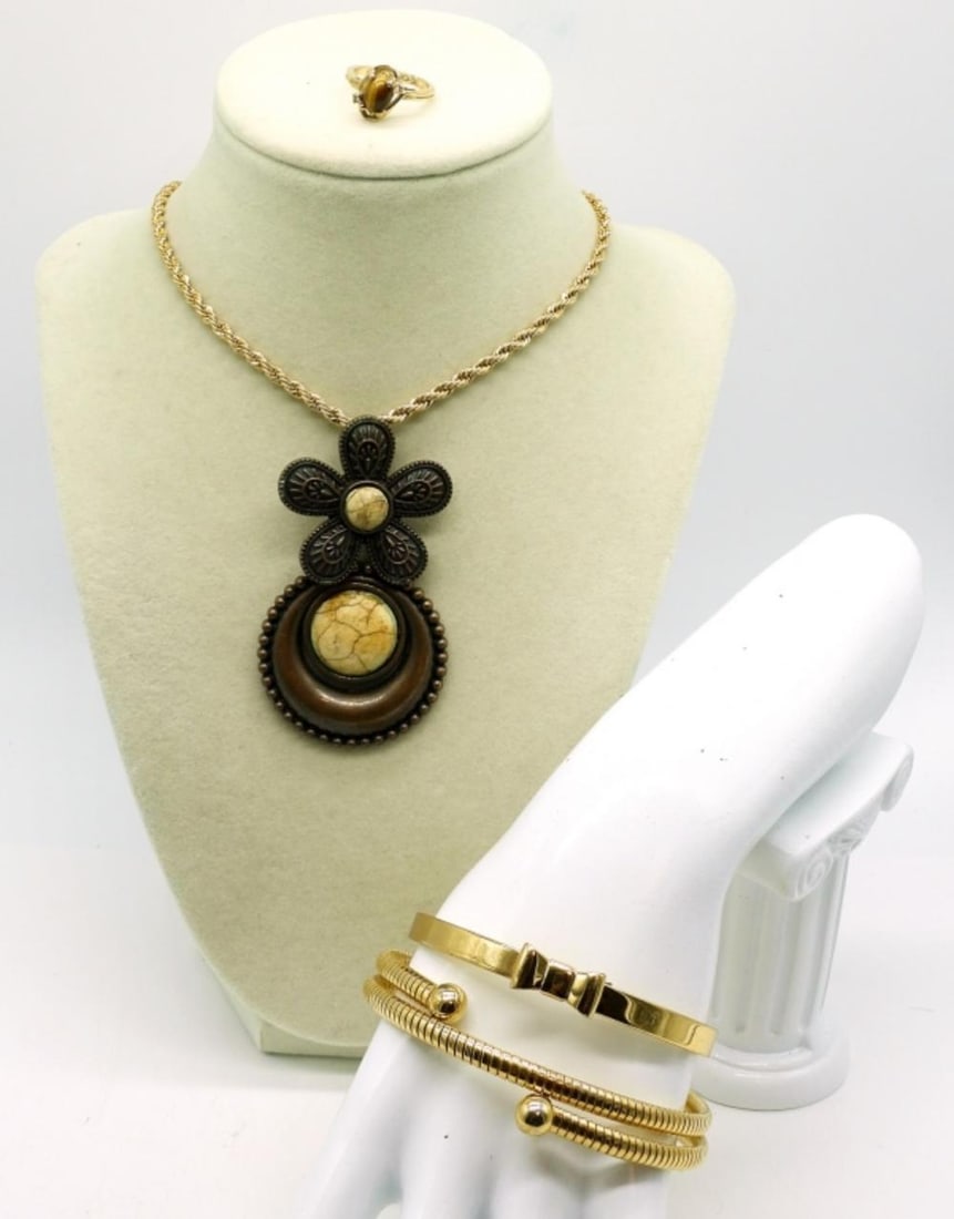 (5) GOLD TONE JEWELRY: (5) GOLD TONE JEWELRY