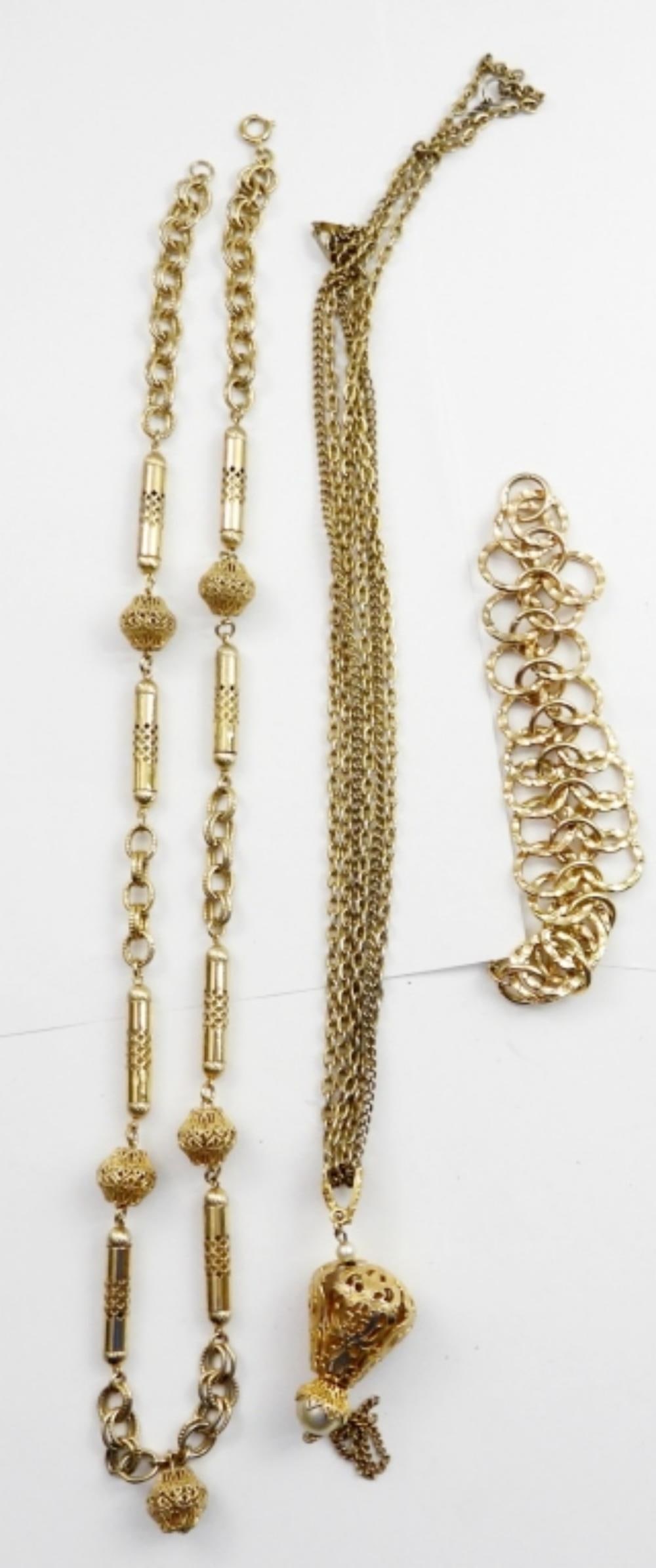 GOLD TONE PRETTY NECKLACE AND RING LOT: GOLD TONE PRETTY NECKLACE AND RING LOT