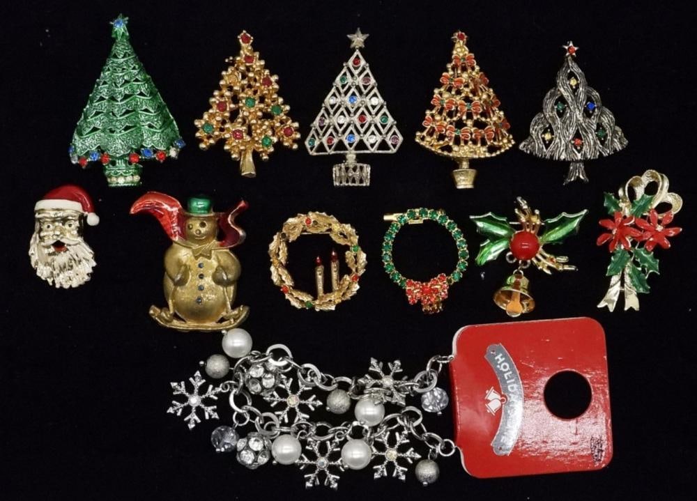 (12) CHRISTMAS BROOCHES & BRACELET: (12) CHRISTMAS BROOCHES & BRACELET