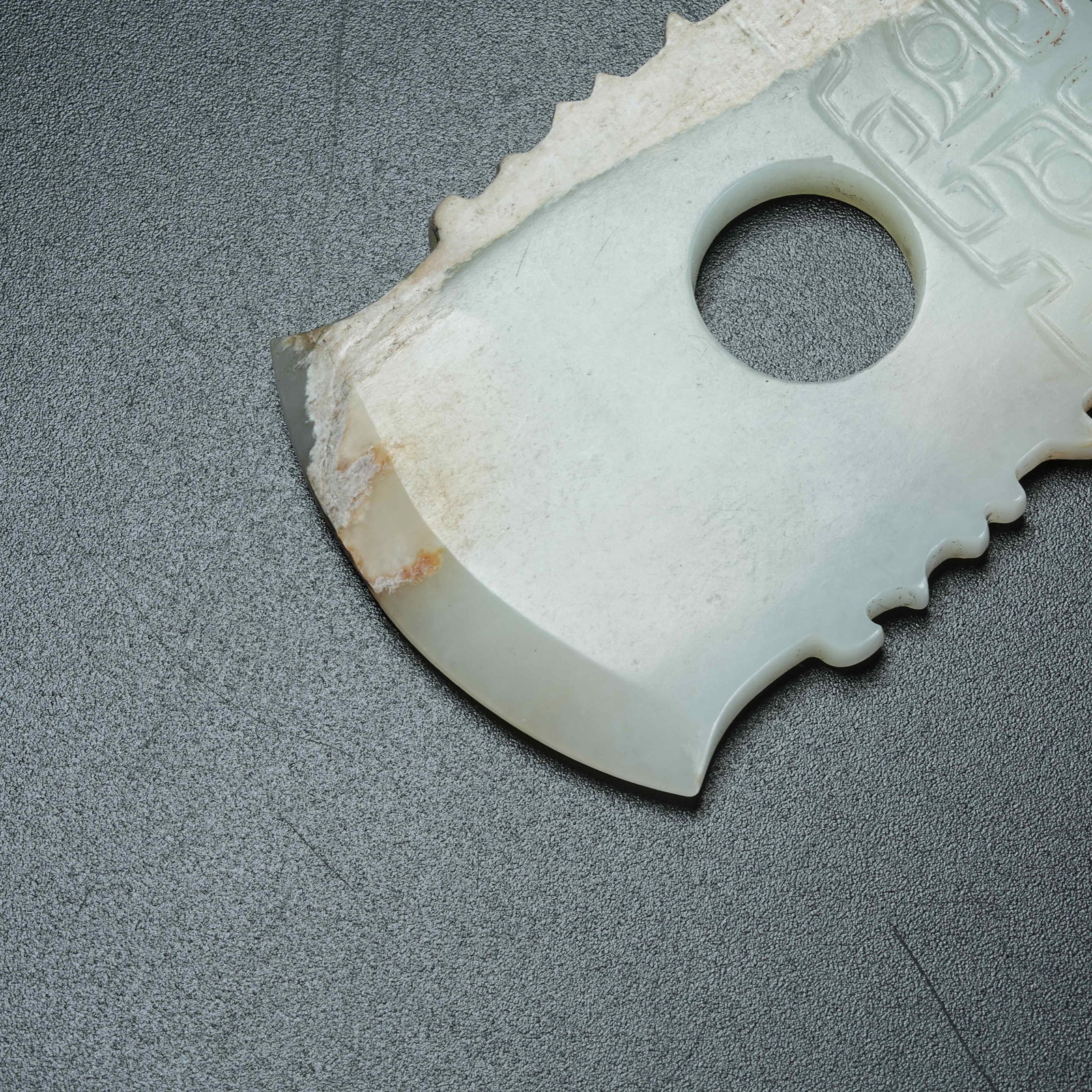 A ANCIENT JADE AXE WITH BEAST MASK PATTERN - 3