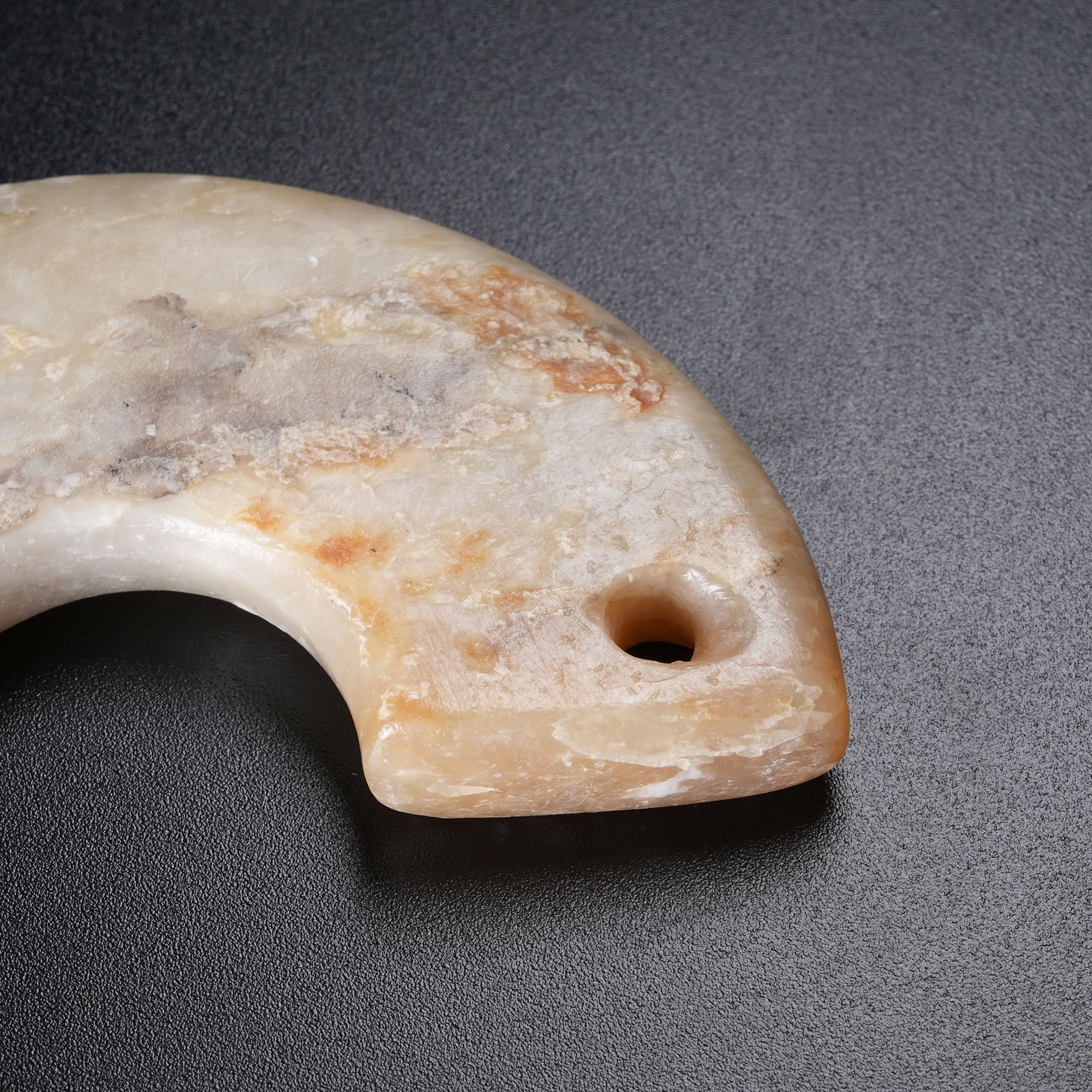 A ANCIENT JADE PENDANT - 2
