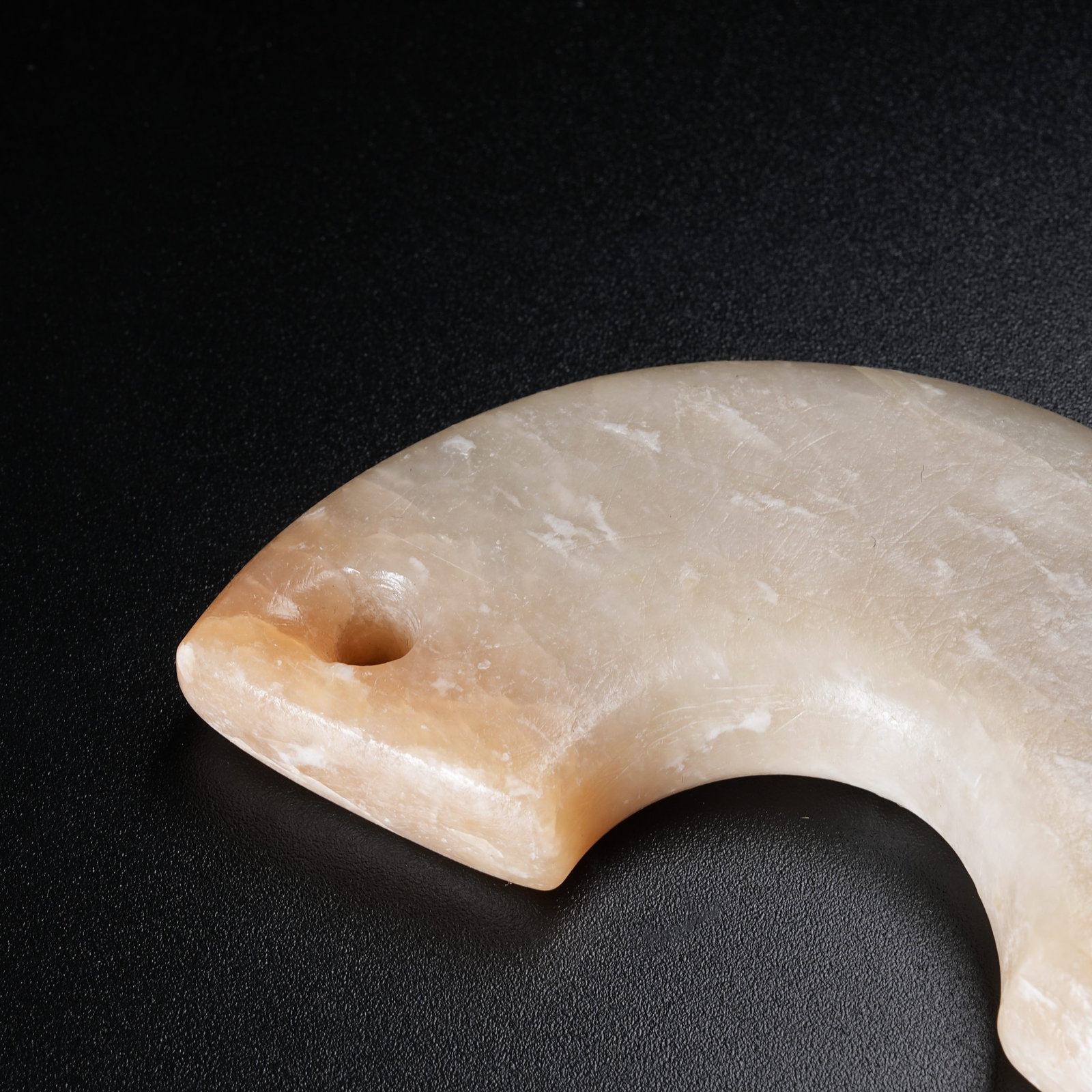 A ANCIENT JADE PENDANT - 8