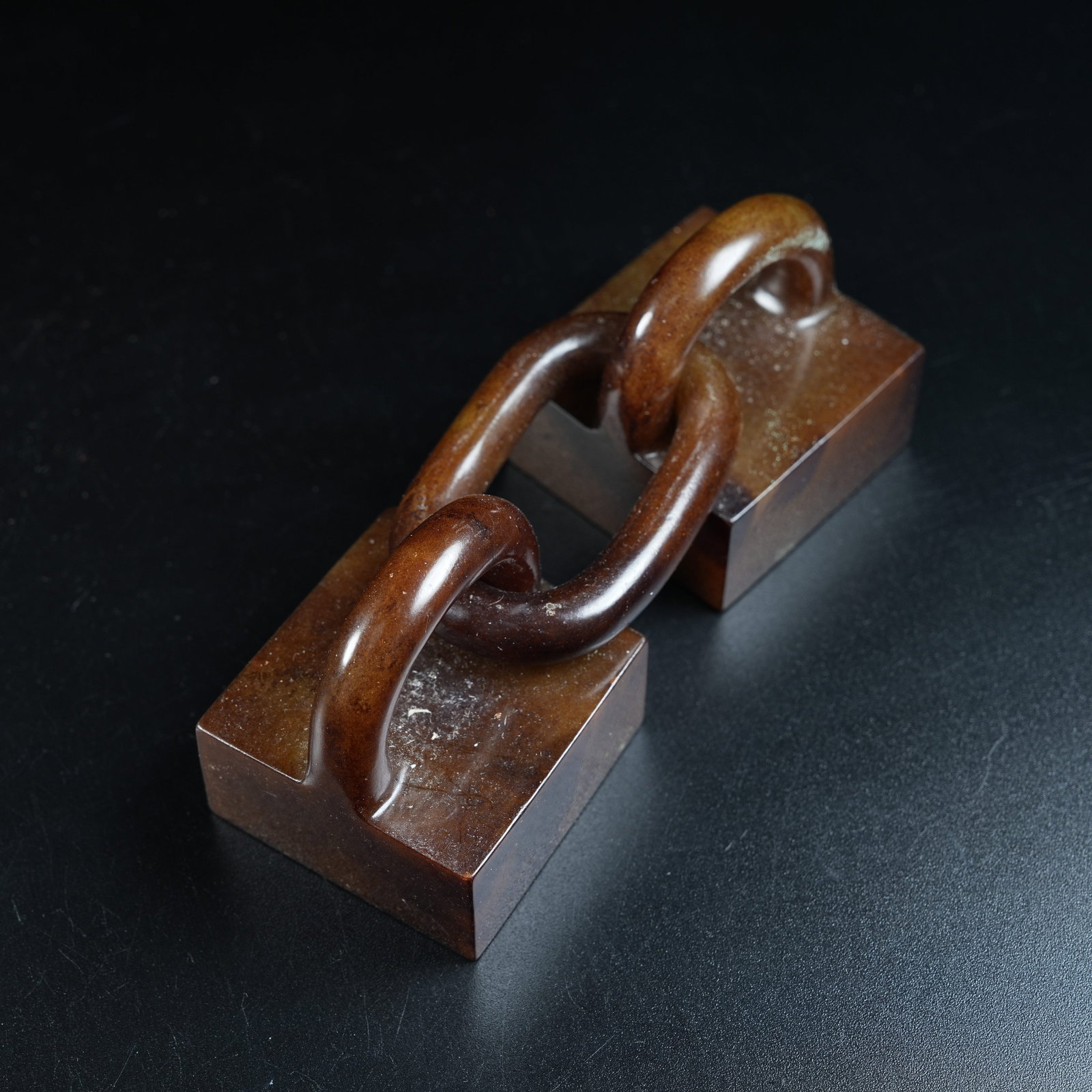 A ANCIENT JADE DOUBLE LINKED SEALS - 7