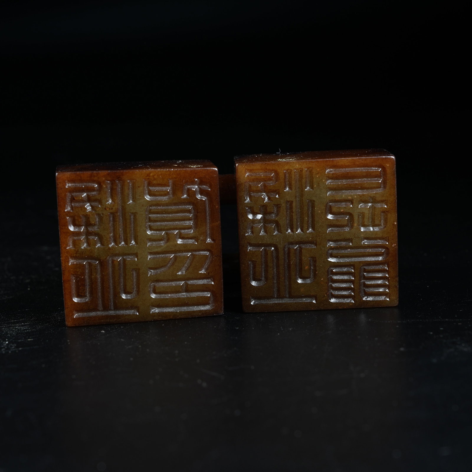 A ANCIENT JADE DOUBLE LINKED SEALS - 8