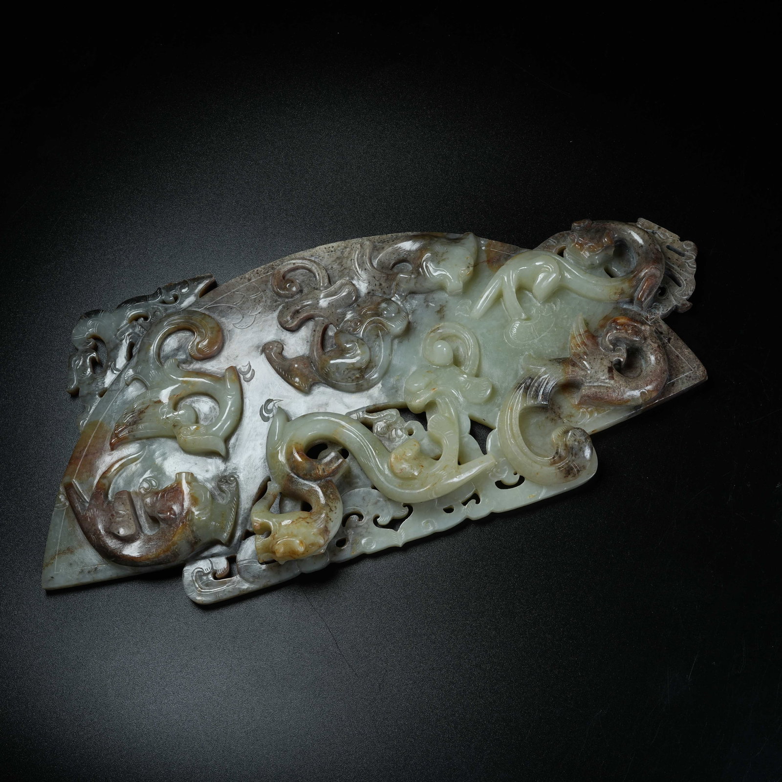A ANCIENT JADE PENDANT CARVED WITH CHI DRAGON PATTERNS: Ancient Jade Pendant Carved with Chi Dragon Patterns