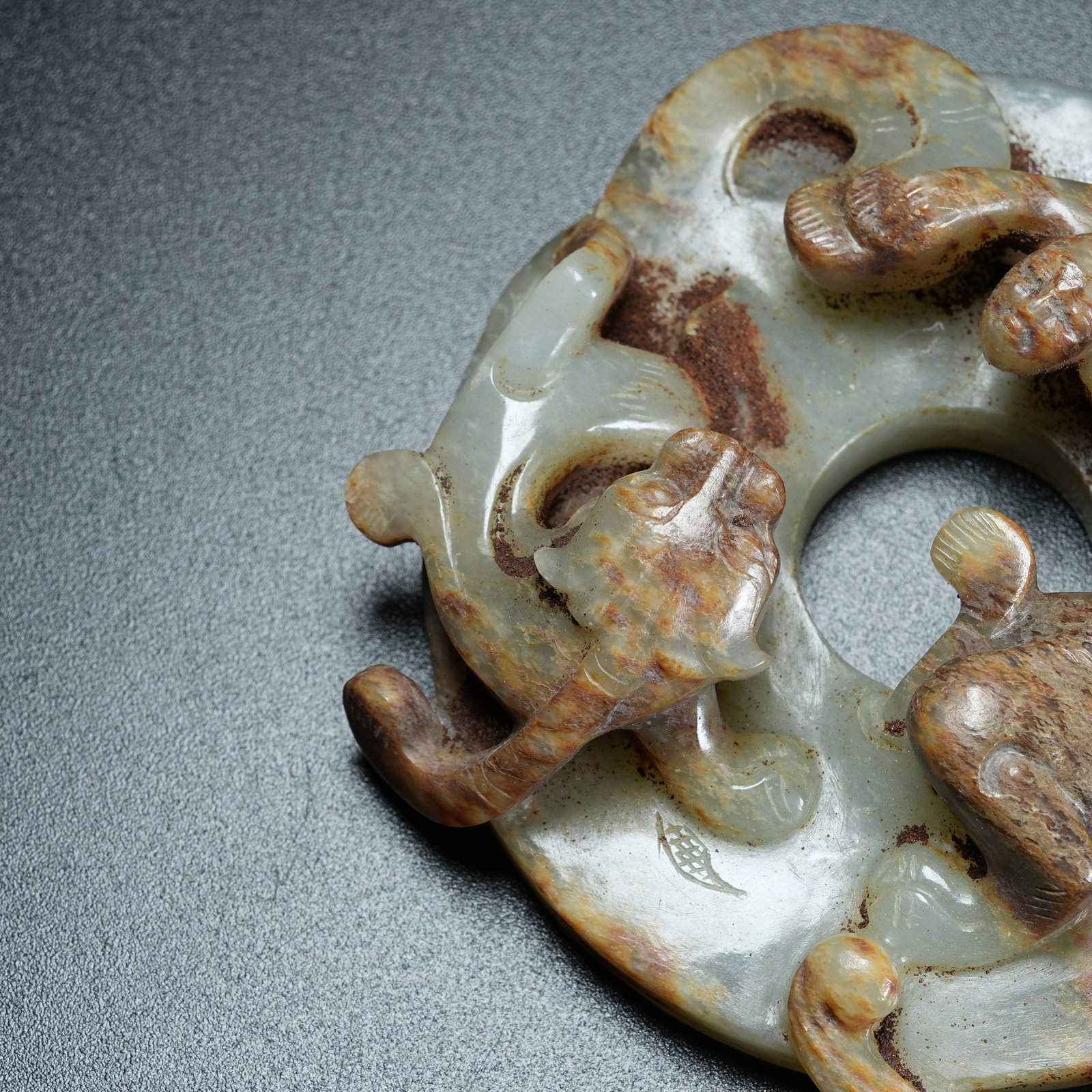 A ANCIENT JADE SURROUNDING BI DISC WITH CHI DRAGON PATTERN - 3