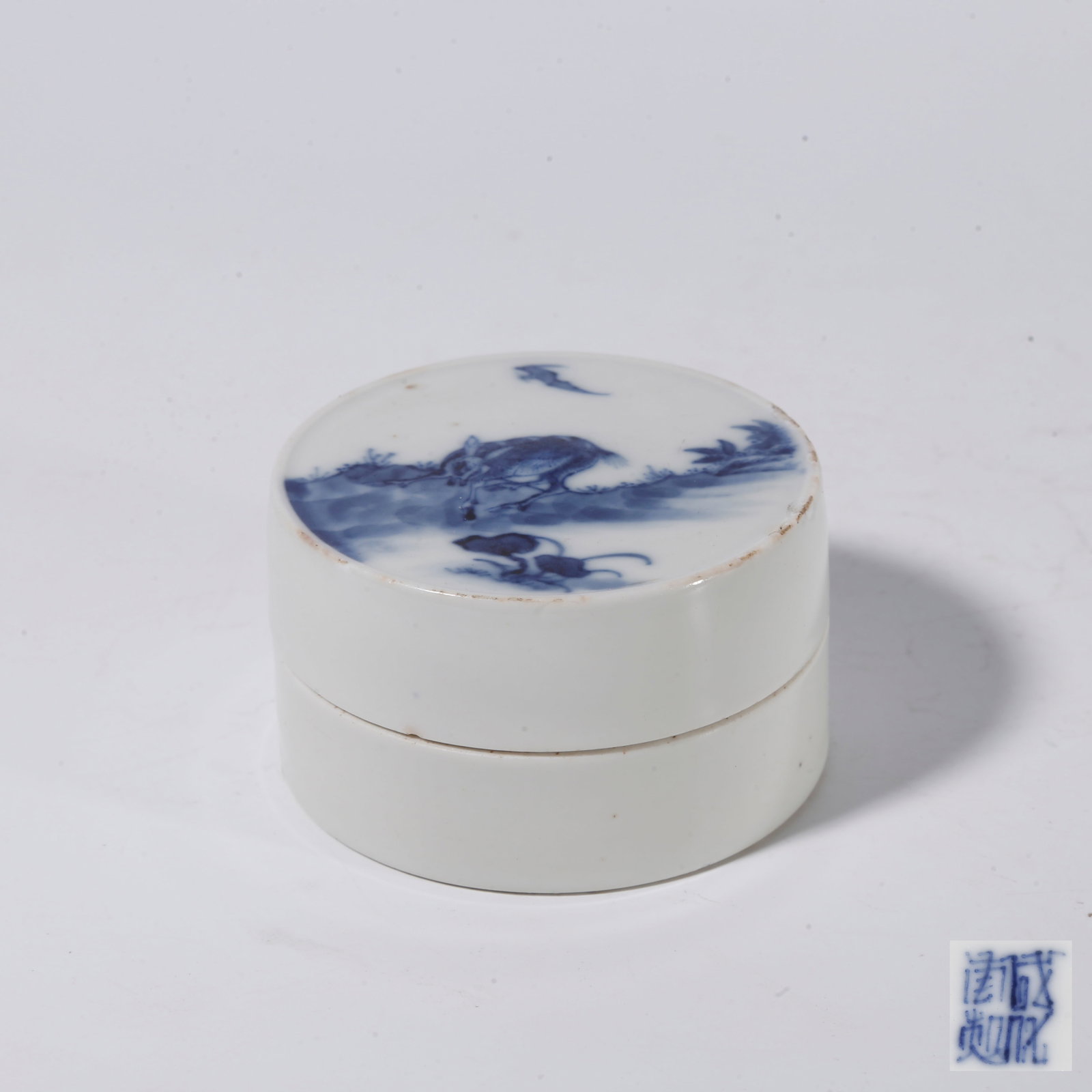 A COVERED BOX WITH BLUE?AND?WHITE FU?LU?SHOU MOTIF: Covered box with blue?and?white Fu?Lu?Shou motif