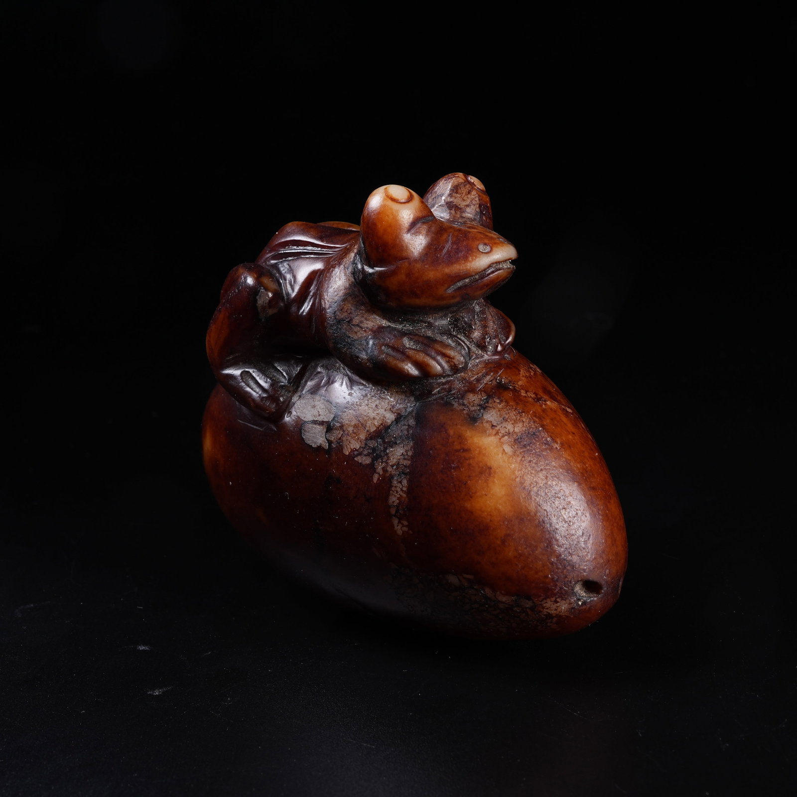 A ARCHAIC JADE AUSPICIOUS BEAST PENDANT: Archaic Jade Auspicious Beast Pendant