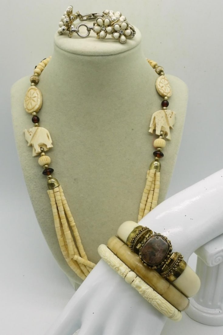 CARVED COLORED SET: CARVED COLORED SET