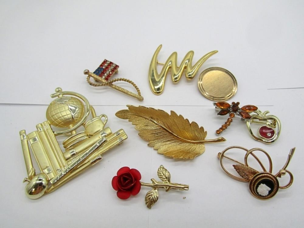 (9) VINTAGE GOLD TONE BROOCHES & PINS: (9) VINTAGE GOLD TONE BROOCHES & PINS
