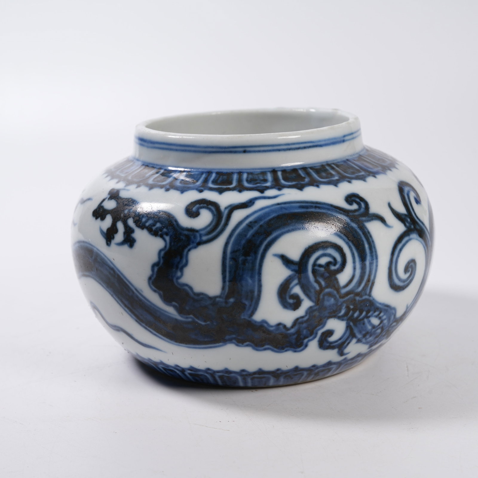 A BLUE AND WHITE JAR WITH CLOUD DRAGON PATTERN - 3