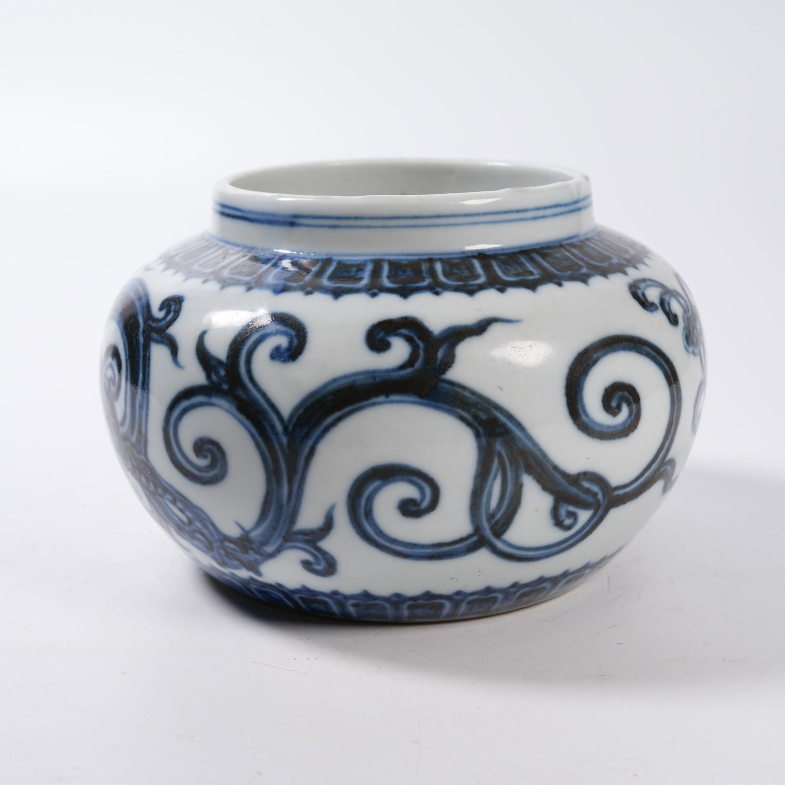 A BLUE AND WHITE JAR WITH CLOUD DRAGON PATTERN - 4