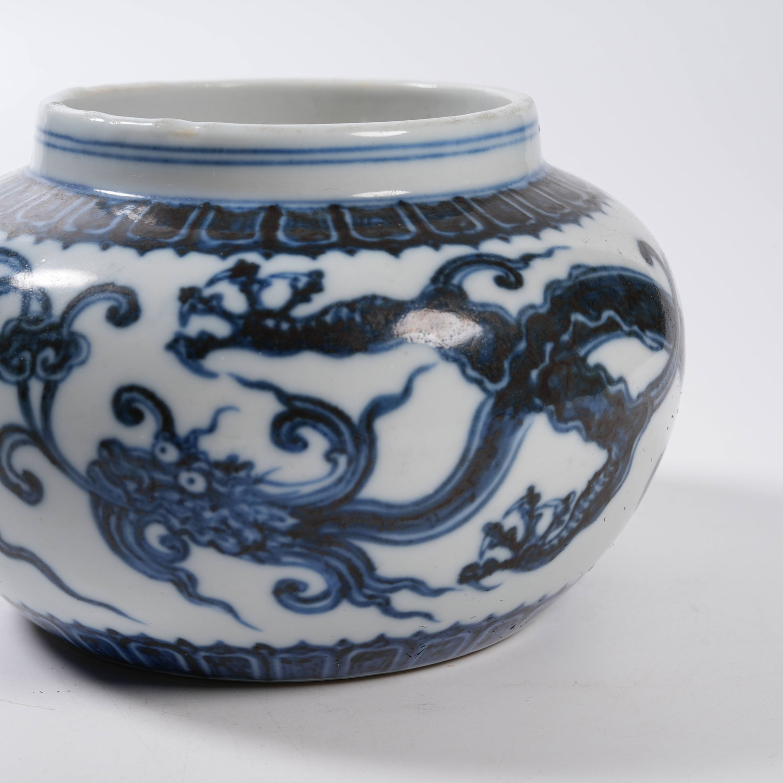 A BLUE AND WHITE JAR WITH CLOUD DRAGON PATTERN - 5