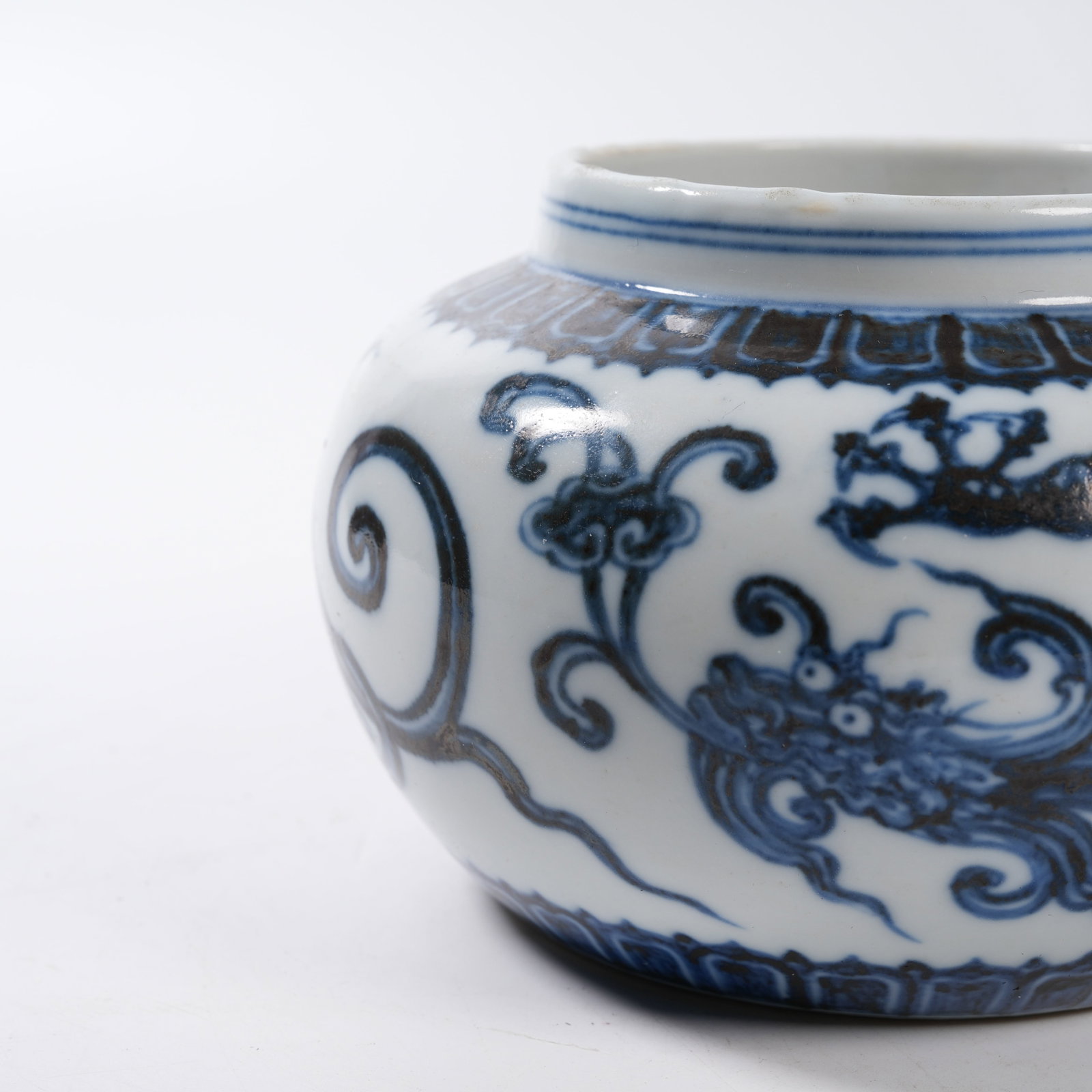 A BLUE AND WHITE JAR WITH CLOUD DRAGON PATTERN - 6
