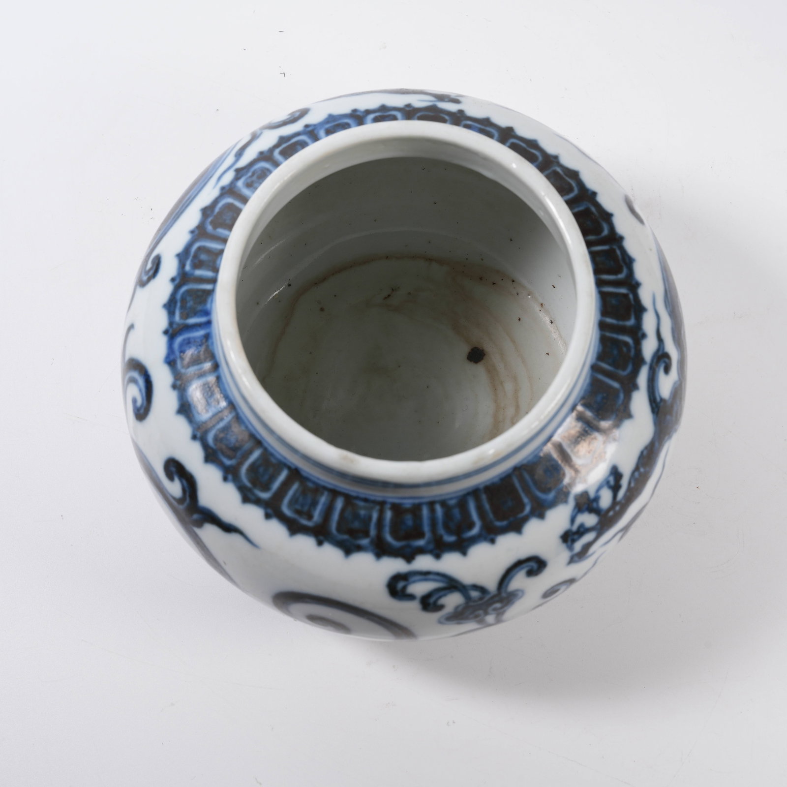 A BLUE AND WHITE JAR WITH CLOUD DRAGON PATTERN - 7