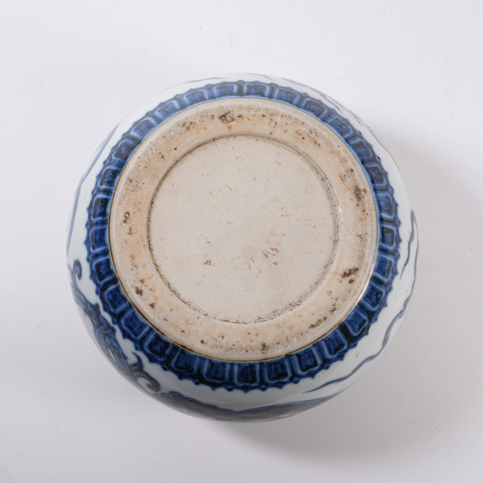 A BLUE AND WHITE JAR WITH CLOUD DRAGON PATTERN - 8