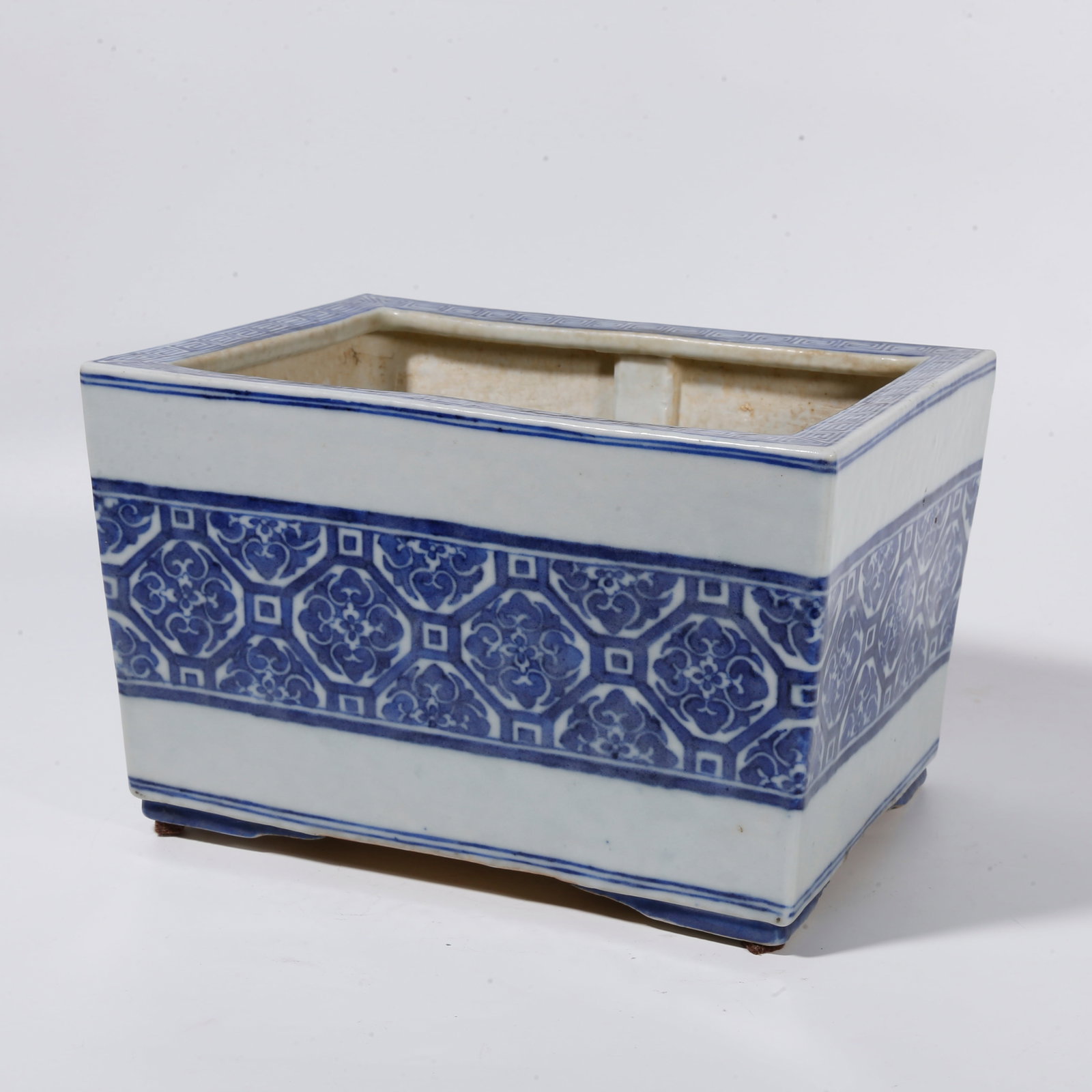 A SQUARE FLOWER POT WITH BLUE?AND?WHITE FLORAL MOTIF: Square flower pot with blue?and?white floral motif