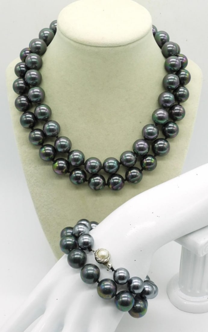 (4) VTG BLACK BEADED NECKLACES & BRACELETS: (4) VTG BLACK BEADED NECKLACES & BRACELETS